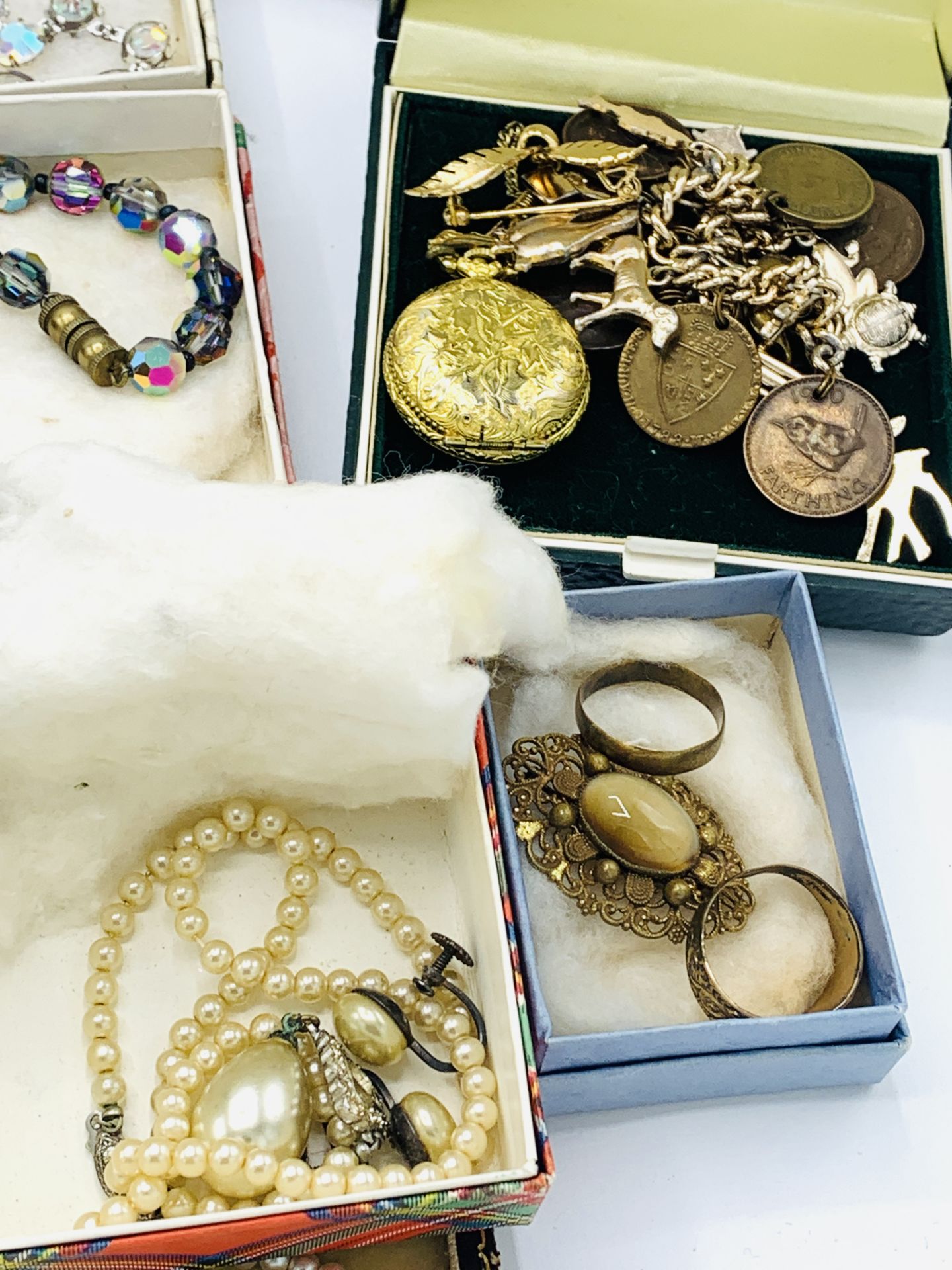 A quantity of costume jewellery - Image 6 of 9