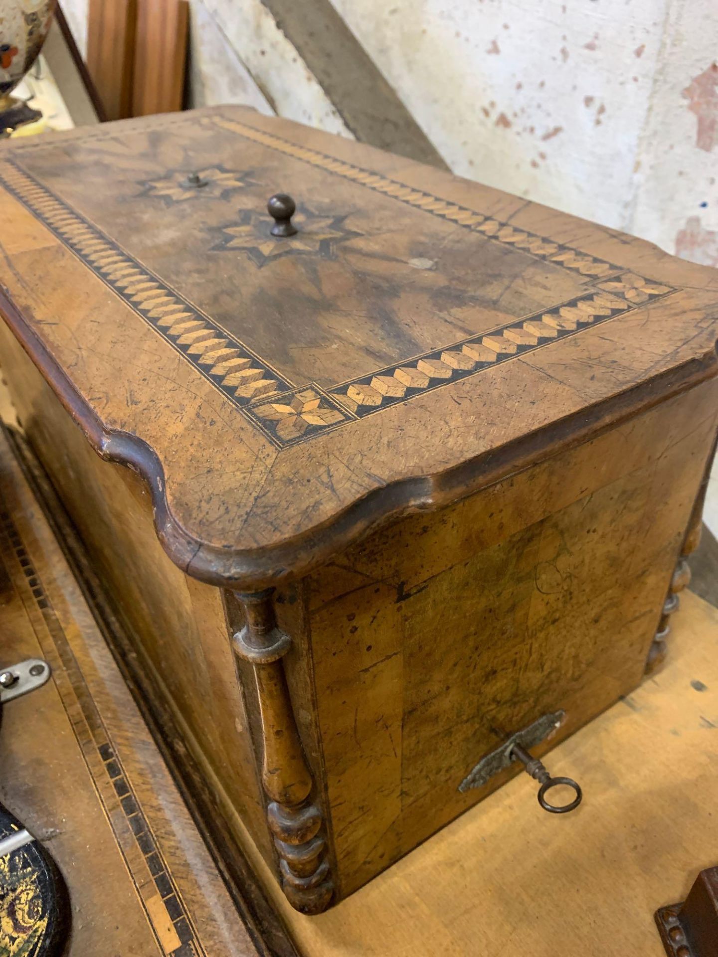 Manual sewing machine in walnut box decorated with parquetry - Image 6 of 6