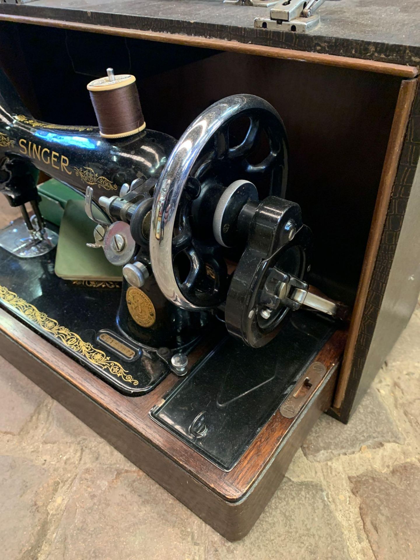 Singer manual sewing machine - Image 3 of 3