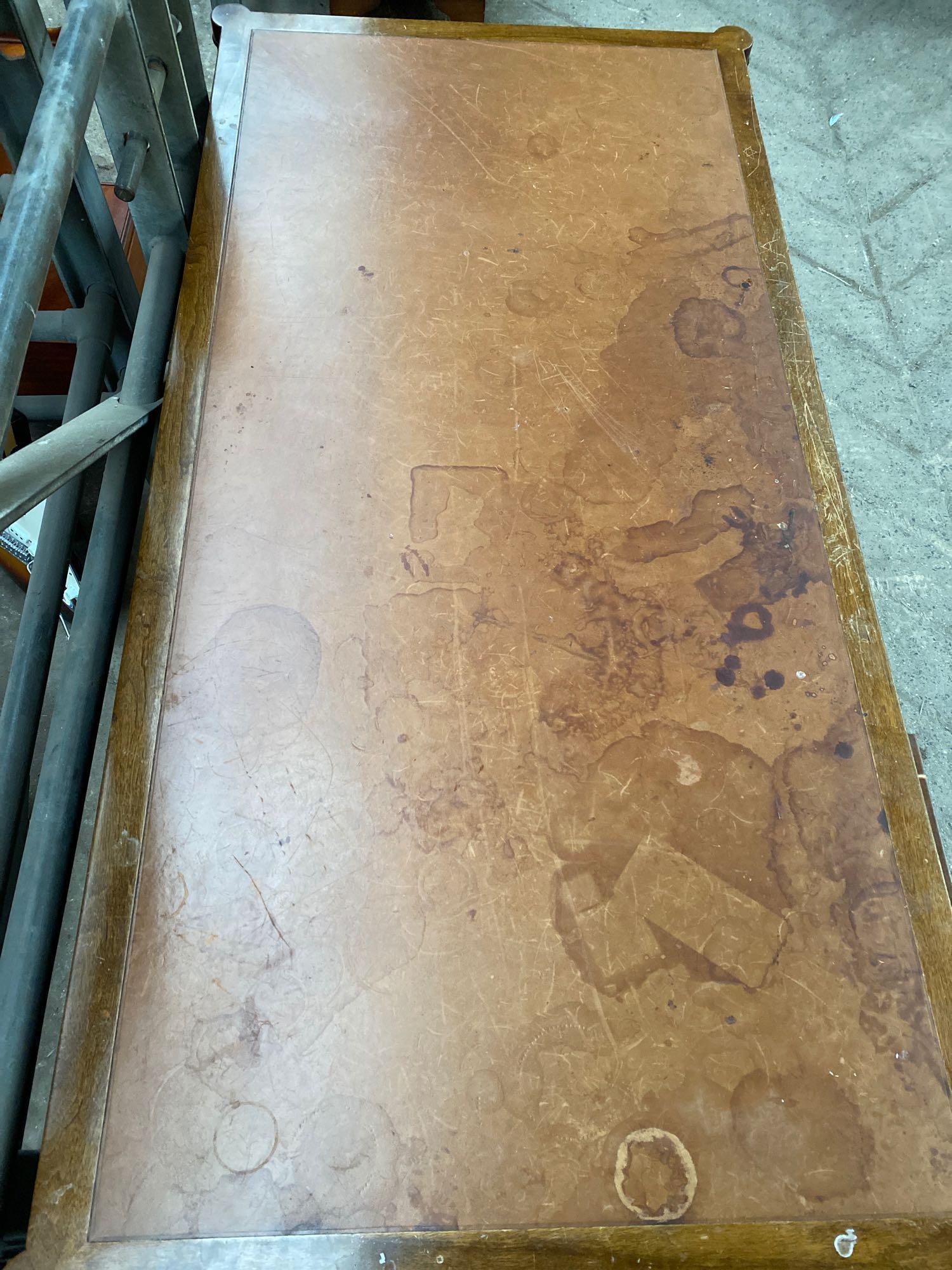 Oak desk with veneer drawer fronts - Image 2 of 3