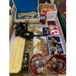 A quantity of costume jewellery