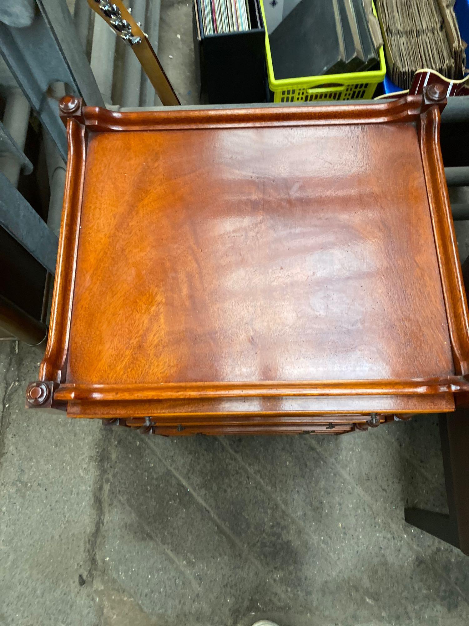 Mahogany open display stand - Image 2 of 3