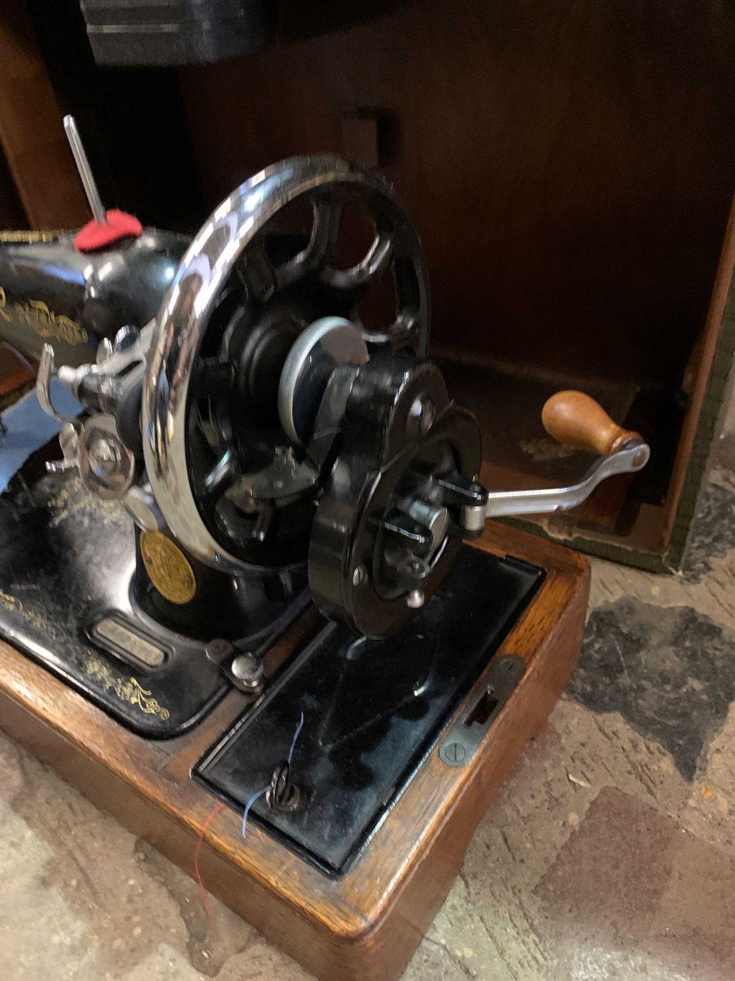 Singer sewing machine - Image 4 of 4