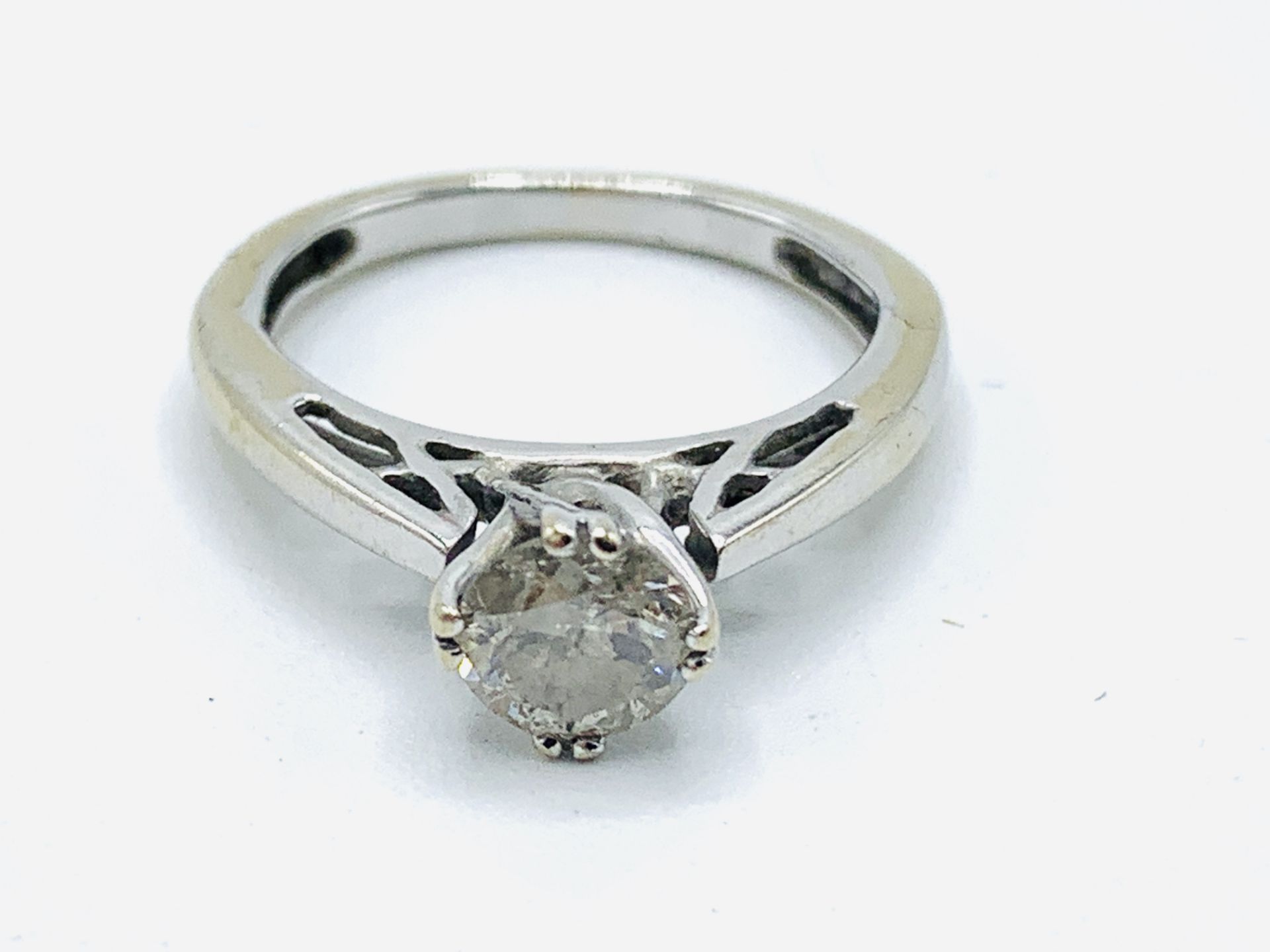 18ct white gold solitaire diamond ring - Image 2 of 4