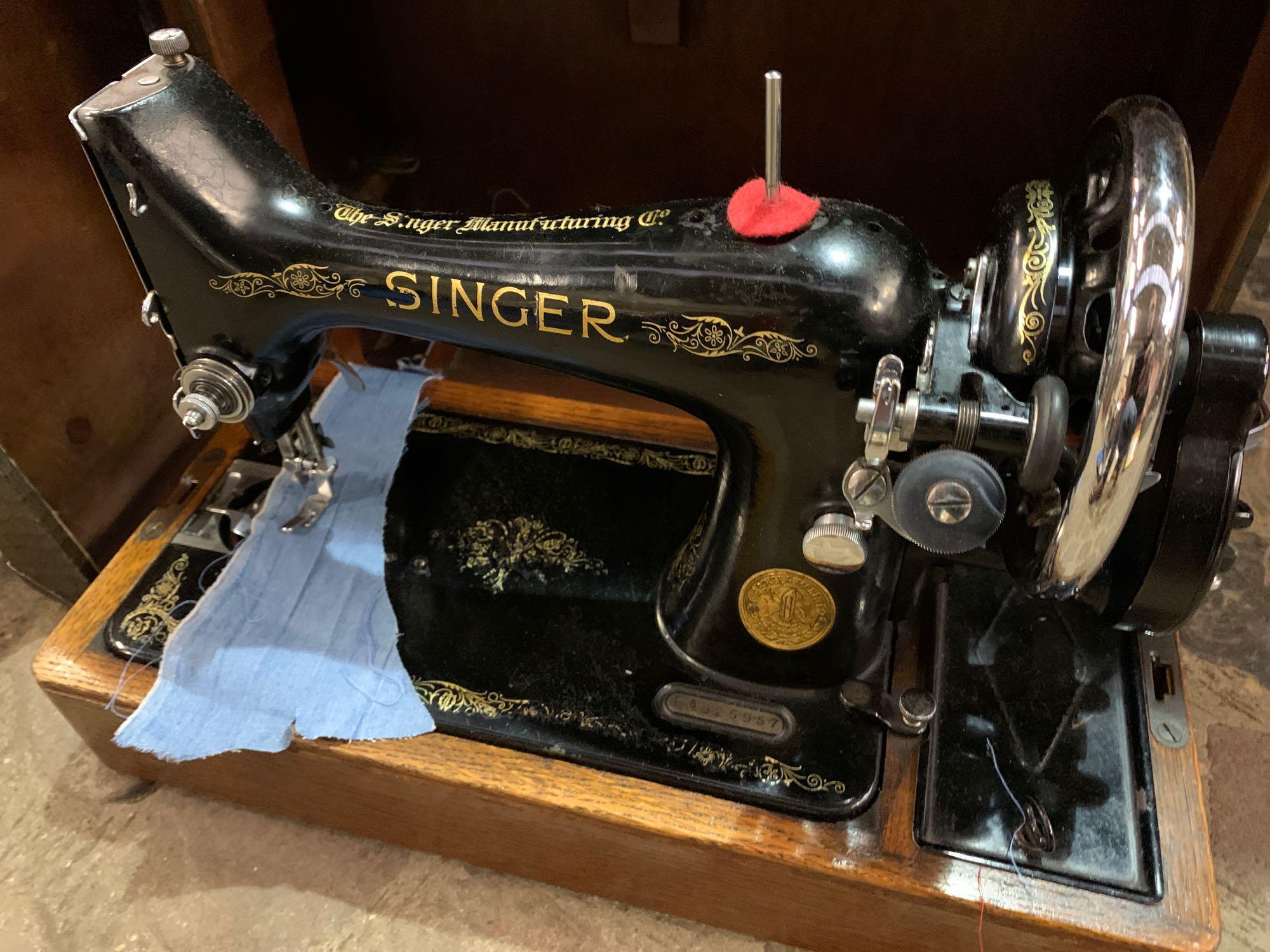 Singer sewing machine - Image 3 of 4