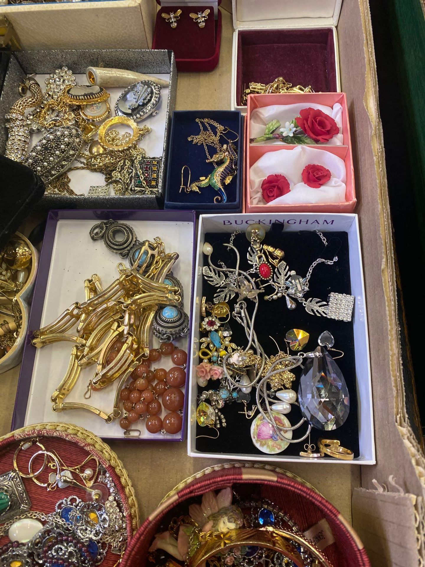 A quantity of costume jewellery - Image 2 of 4