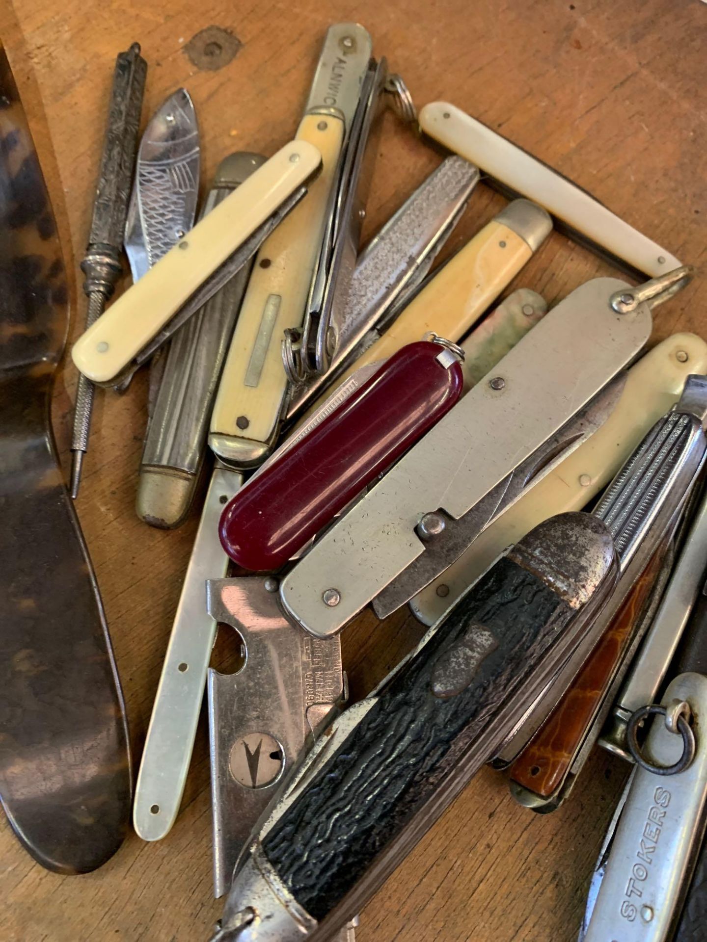 A quantity of pocket knives and fountain pens, together with a cased pair of binoculars - Image 2 of 6