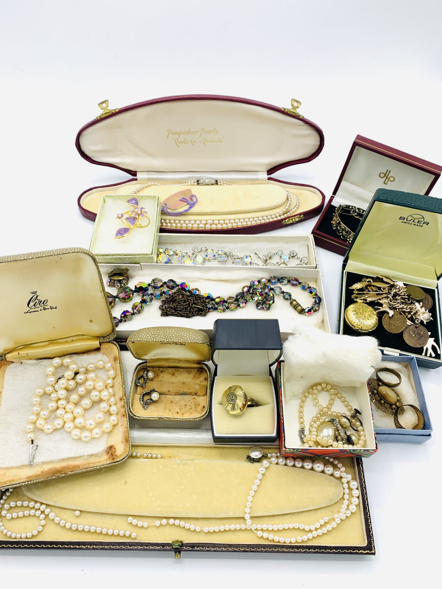 A quantity of costume jewellery