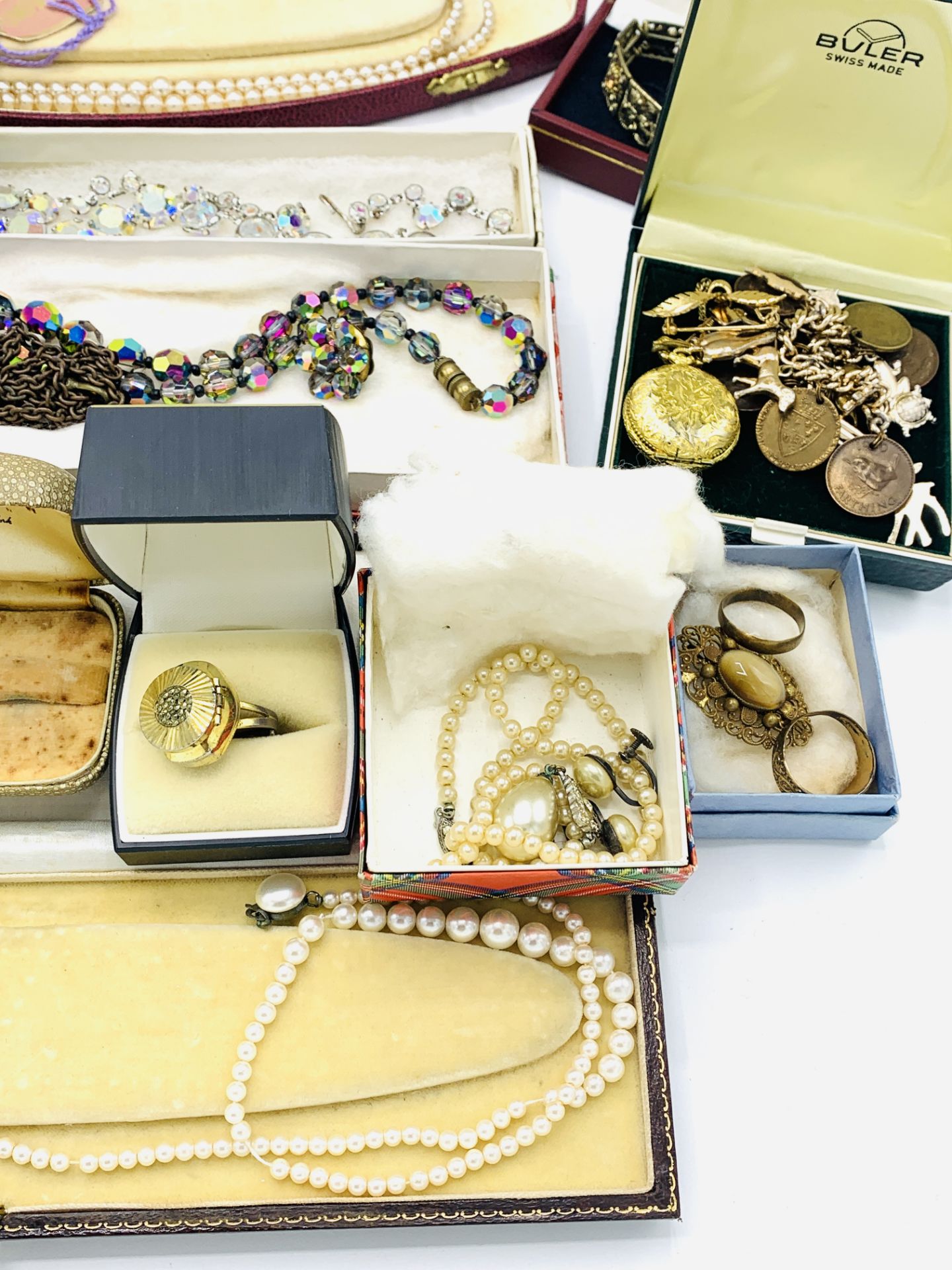 A quantity of costume jewellery - Image 4 of 9