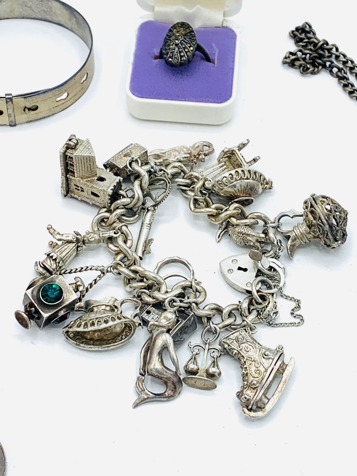 A silver charm bracelet and other silver jewellery - Bild 5 aus 5