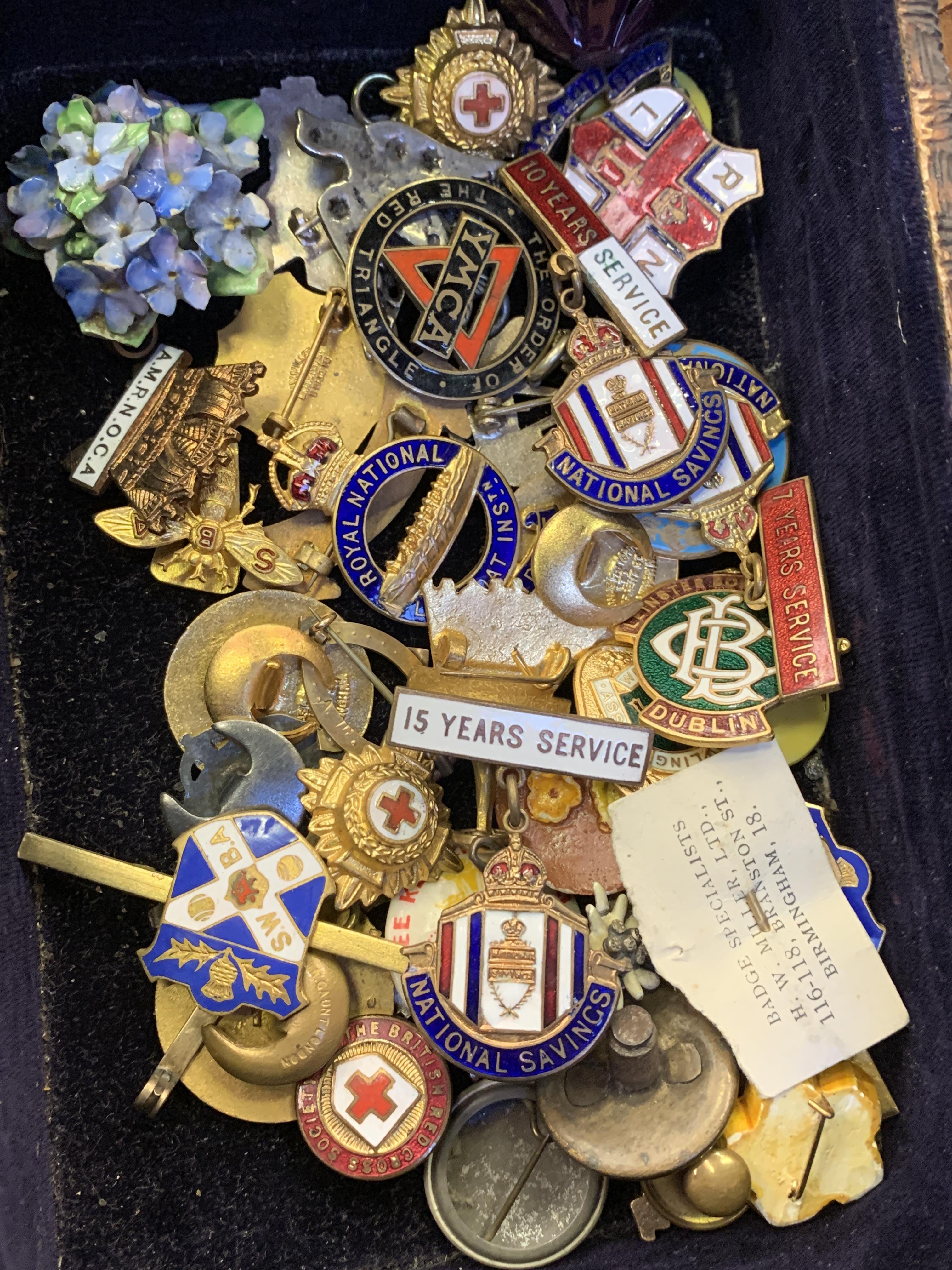 A wooden box containing a quantity of lapel badges and brooches - Image 5 of 6