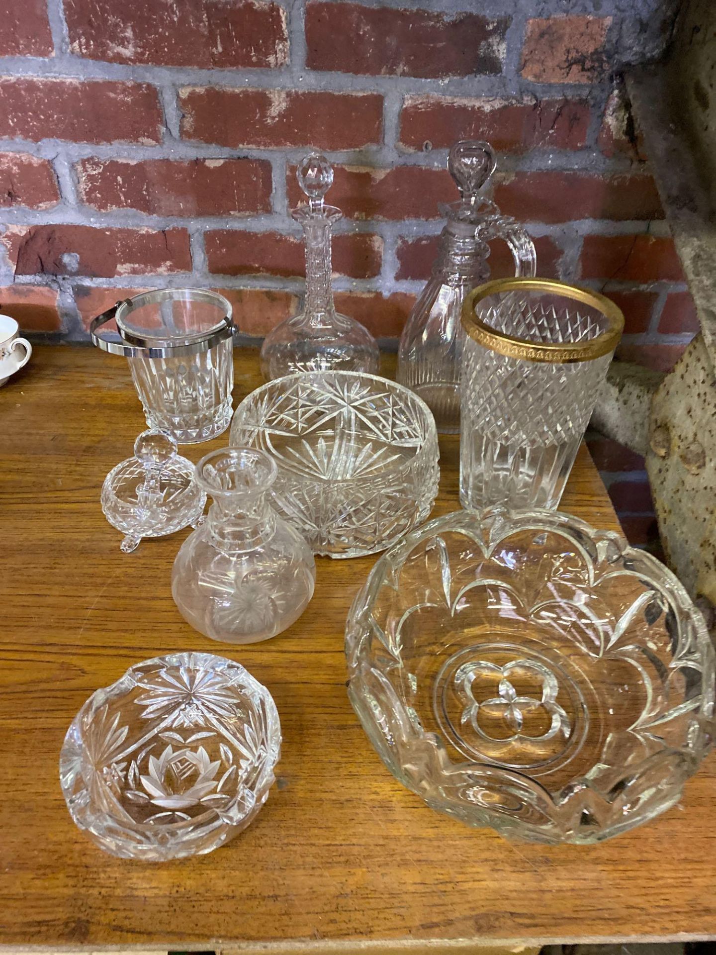 A quantity of glassware