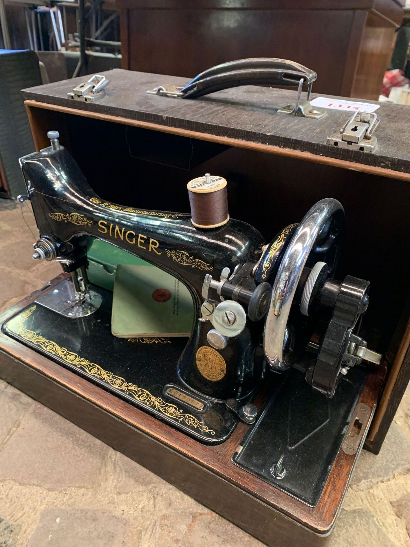 Singer manual sewing machine - Image 2 of 3