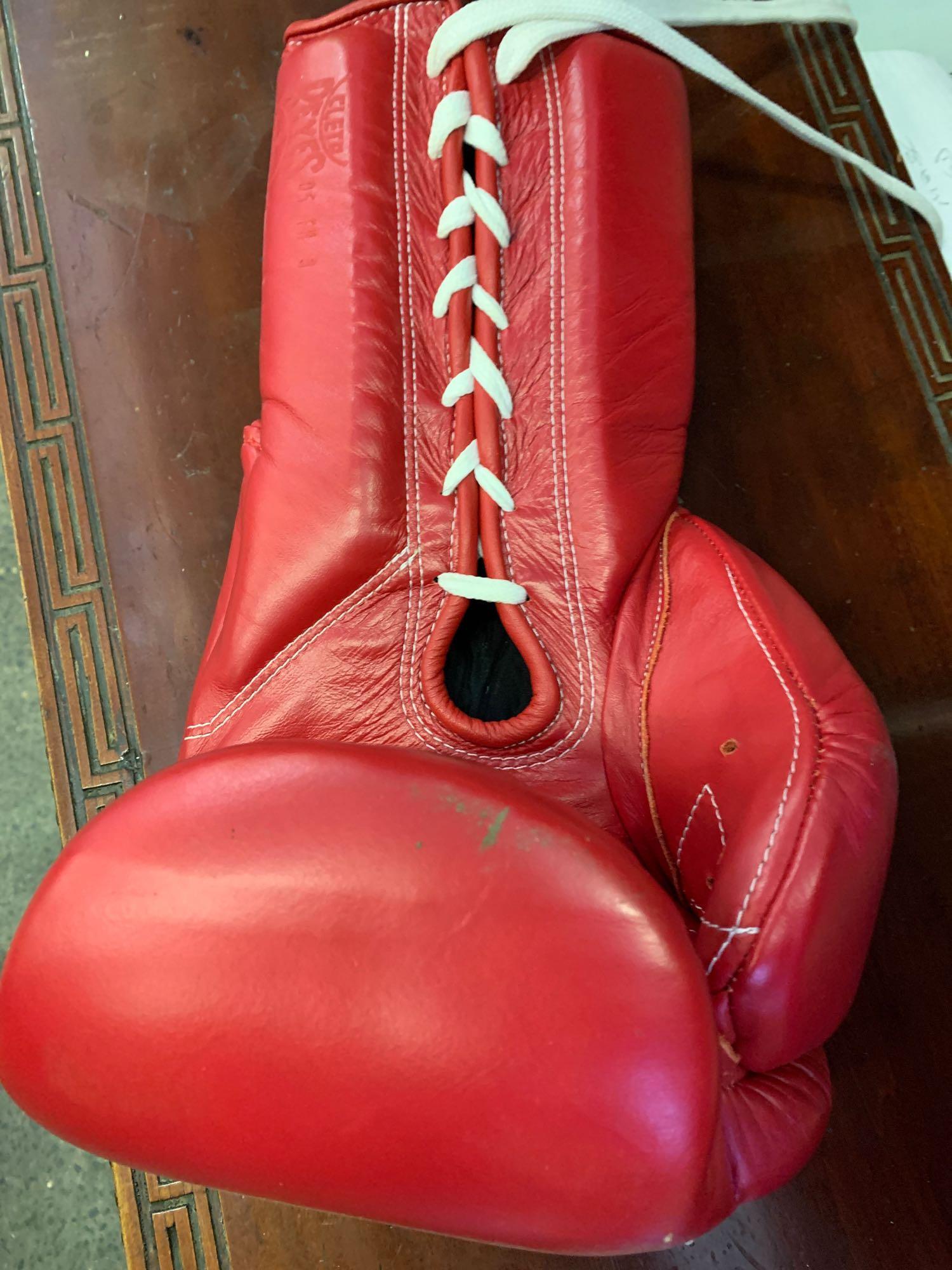 Signed boxing glove. This item carries VAT. - Image 2 of 3