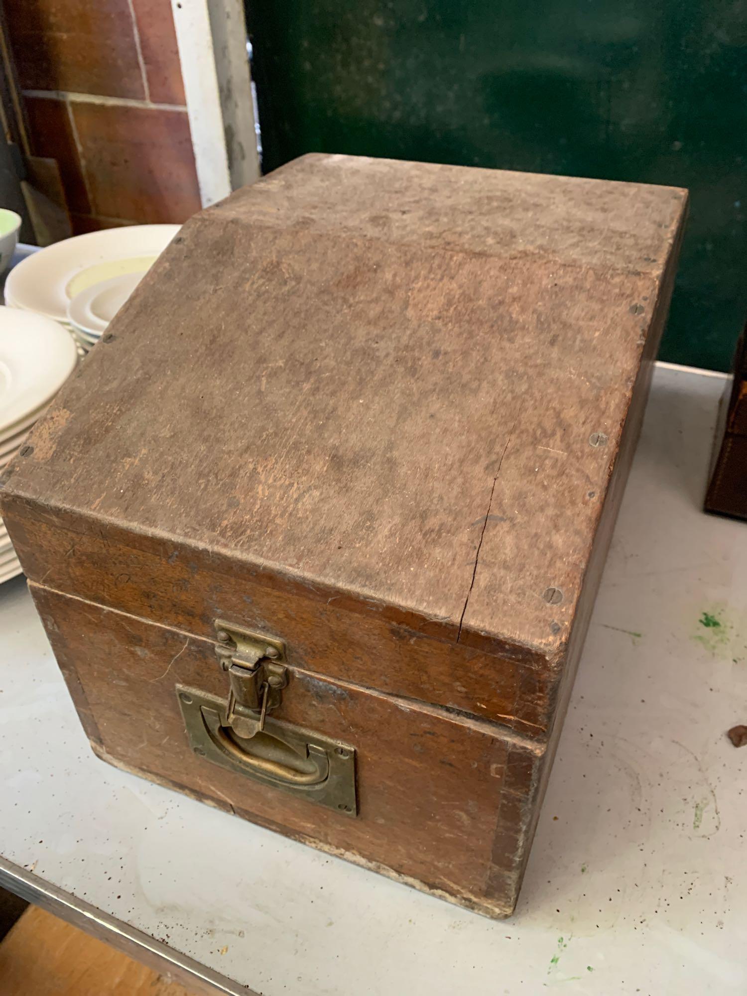 Mahogany box containing a set of chrome Avery scales - Image 2 of 5