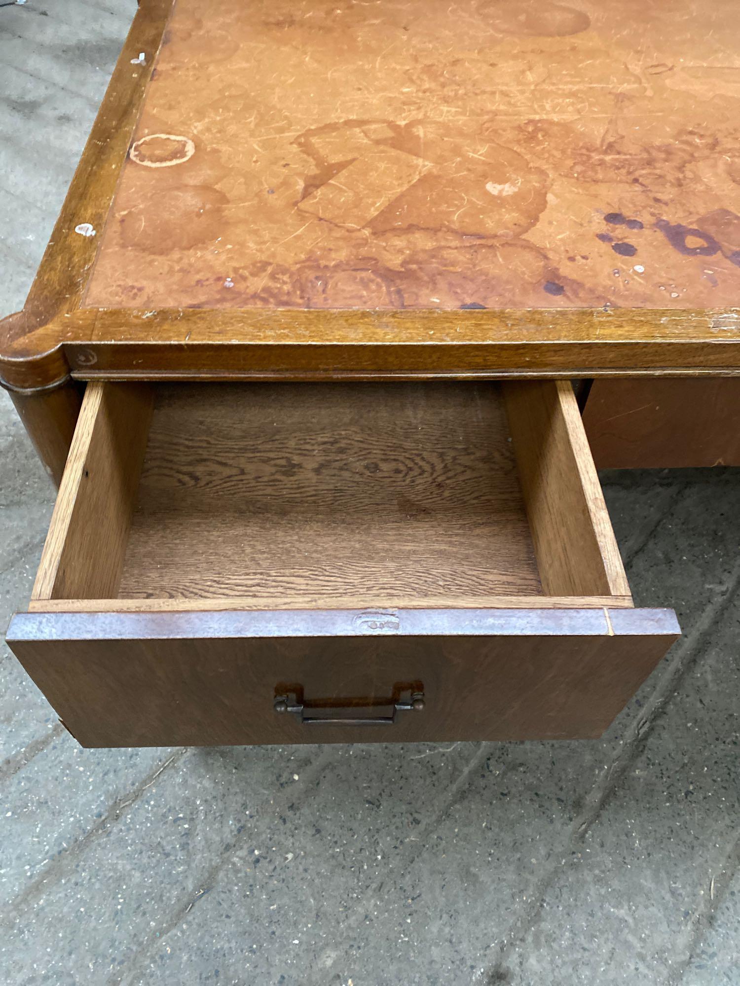 Oak desk with veneer drawer fronts - Image 3 of 3