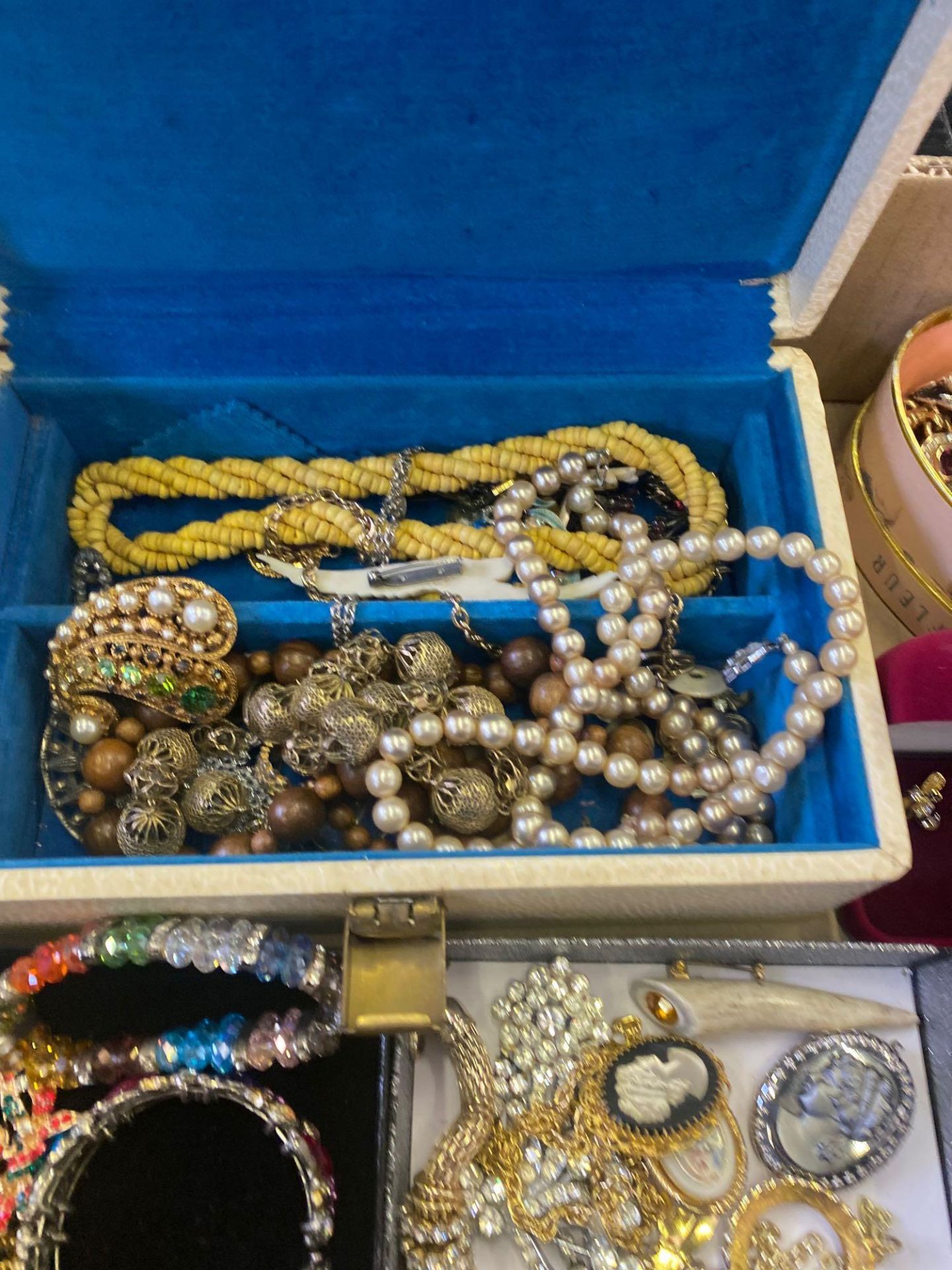 A quantity of costume jewellery - Image 4 of 4