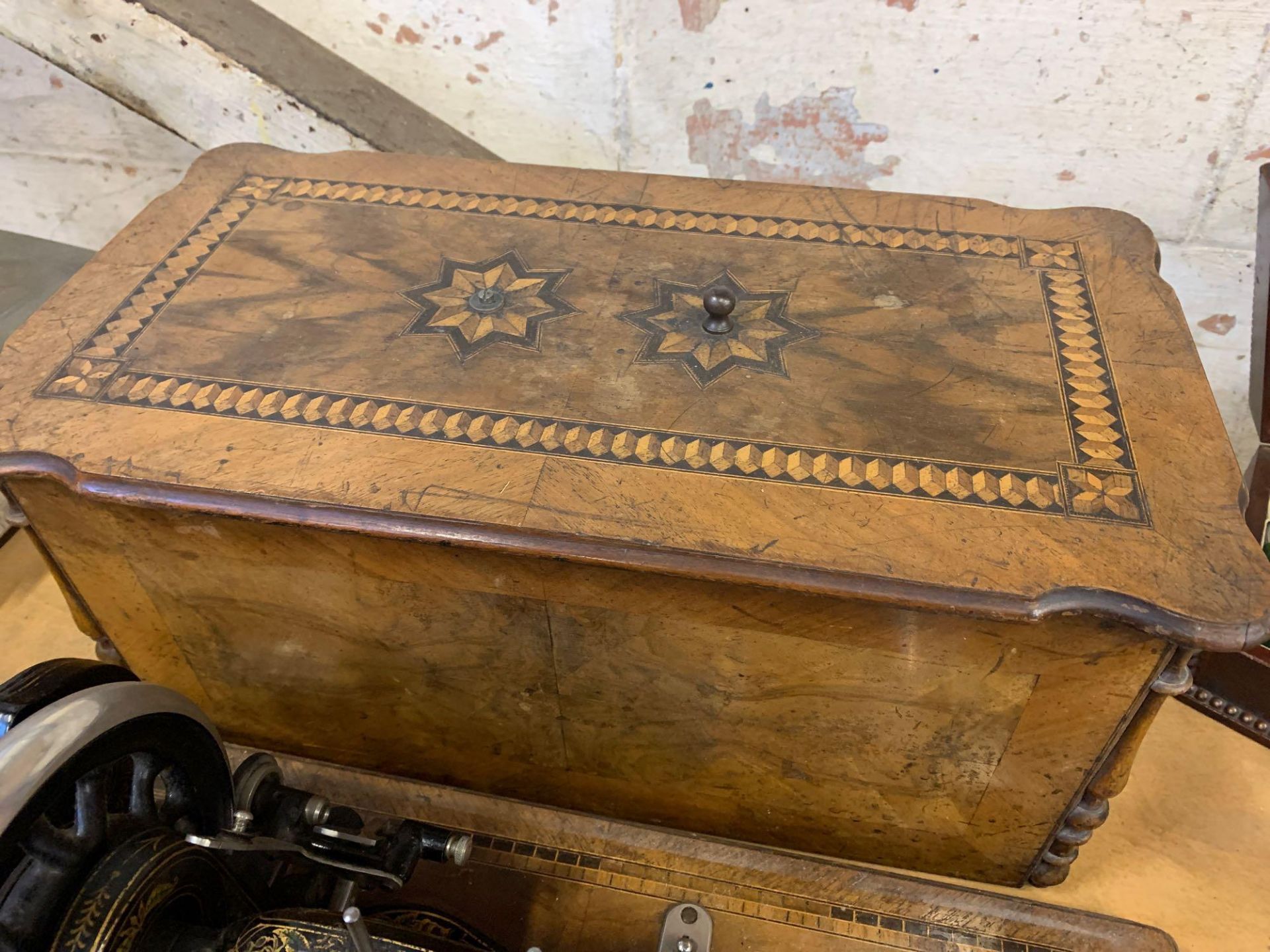 Manual sewing machine in walnut box decorated with parquetry - Image 5 of 6