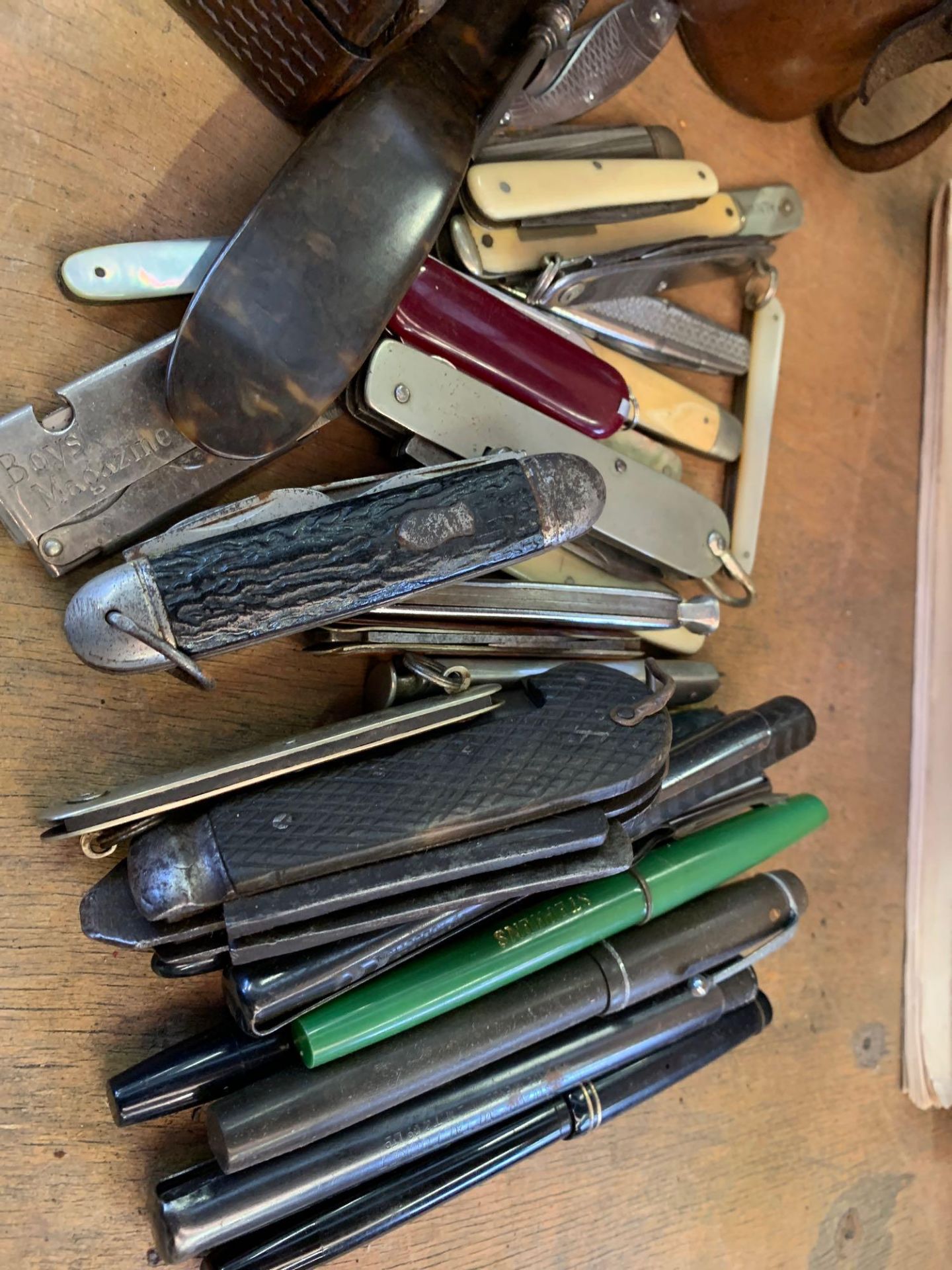 A quantity of pocket knives and fountain pens, together with a cased pair of binoculars