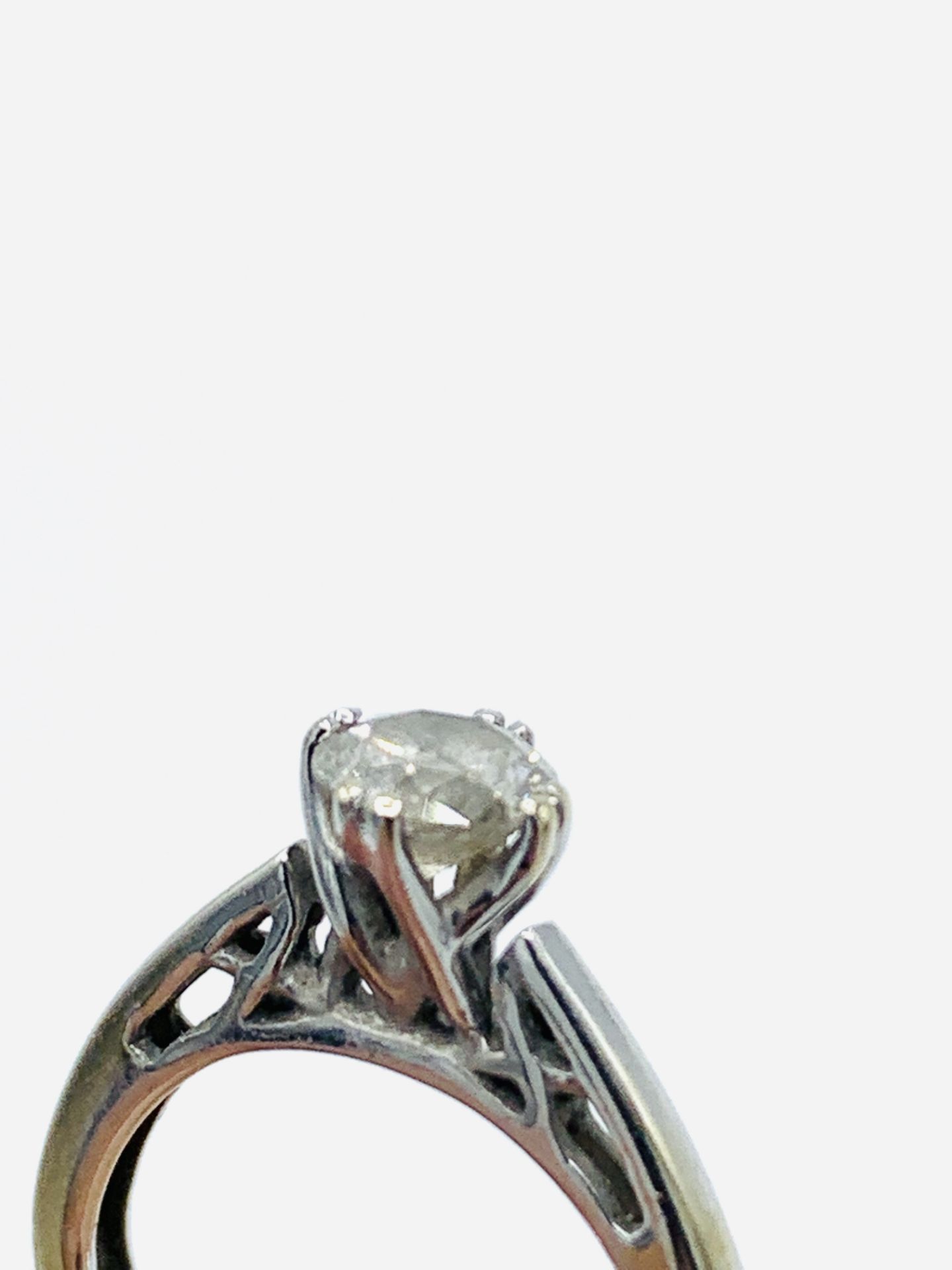 18ct white gold solitaire diamond ring - Image 3 of 4
