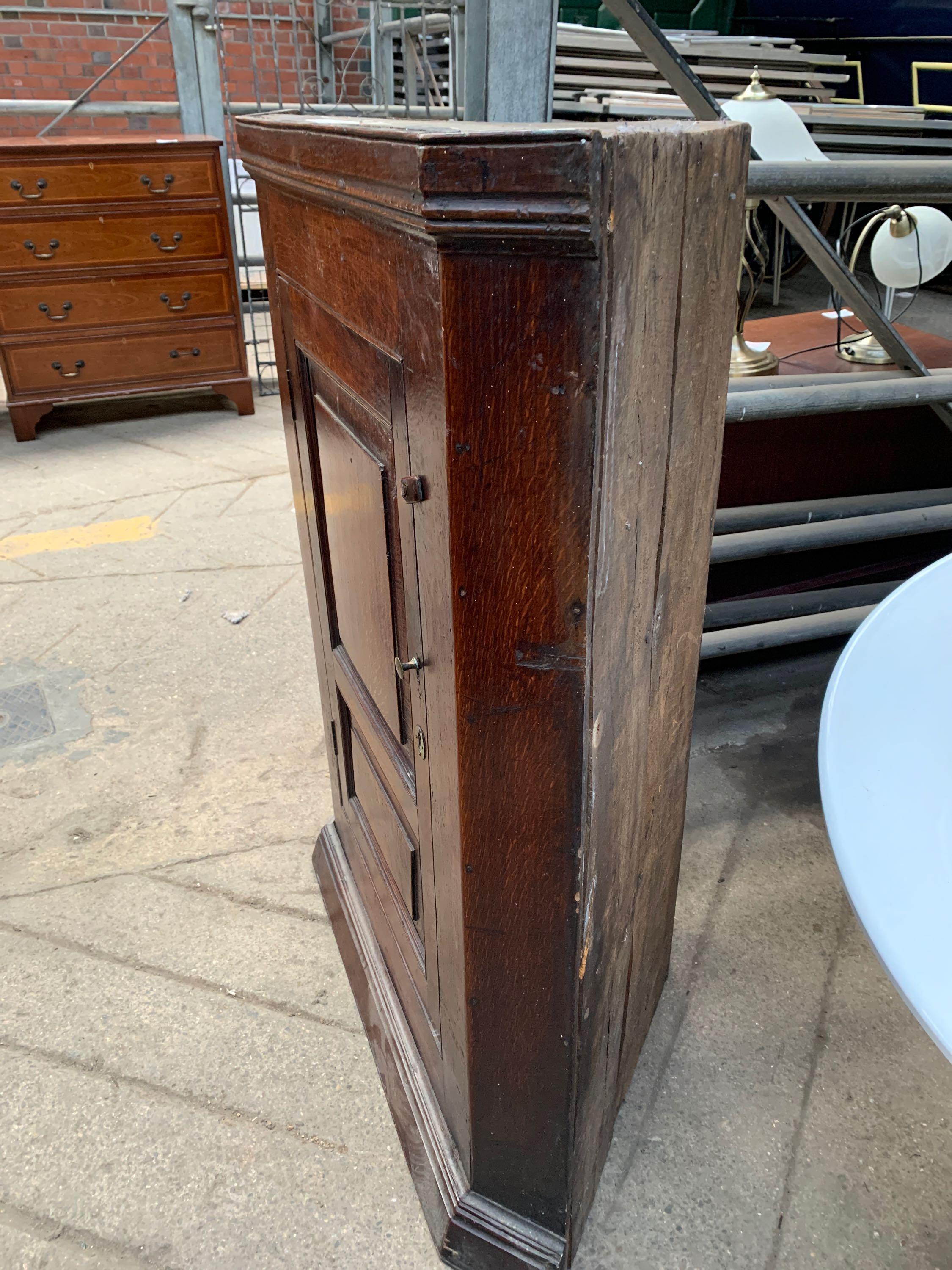 Oak arts and crafts style cupboard - Image 4 of 4