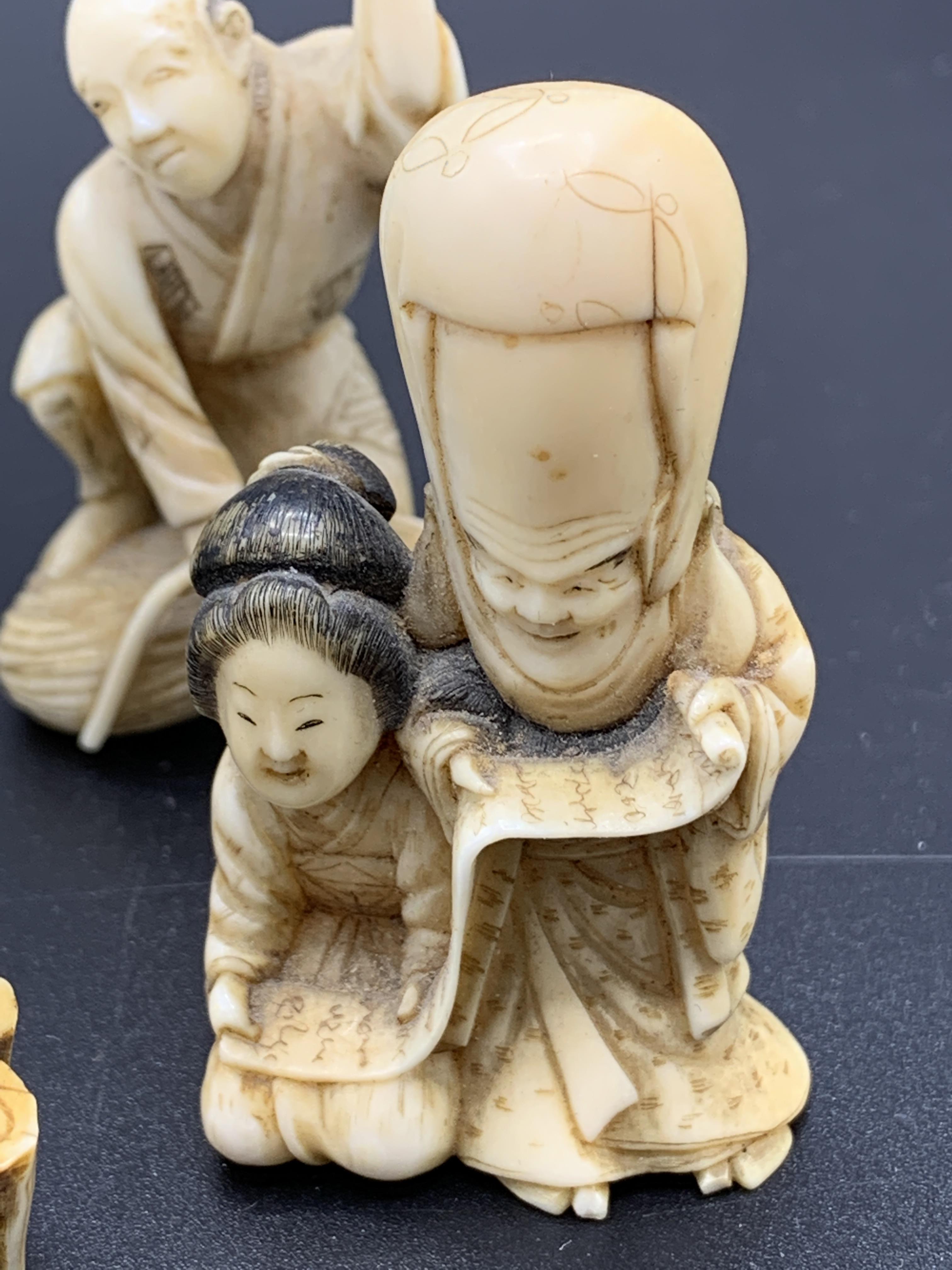 A collection of 3 Japanese carved ivory figurines and 2 netsukes - Image 3 of 6