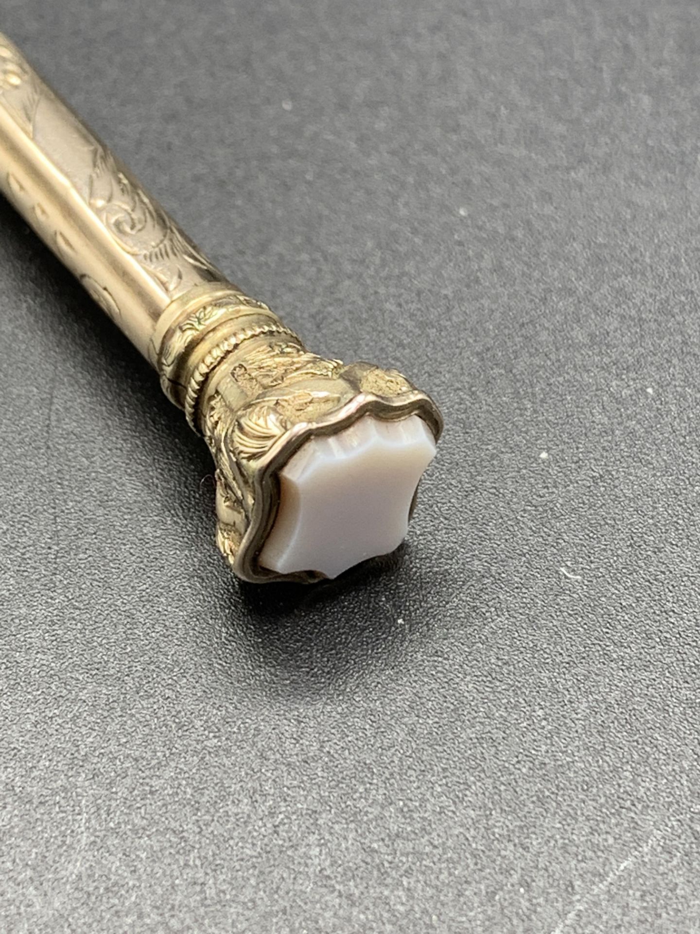 Victorian engraved 9ct gold dip pen cum propelling pencil - Image 2 of 4