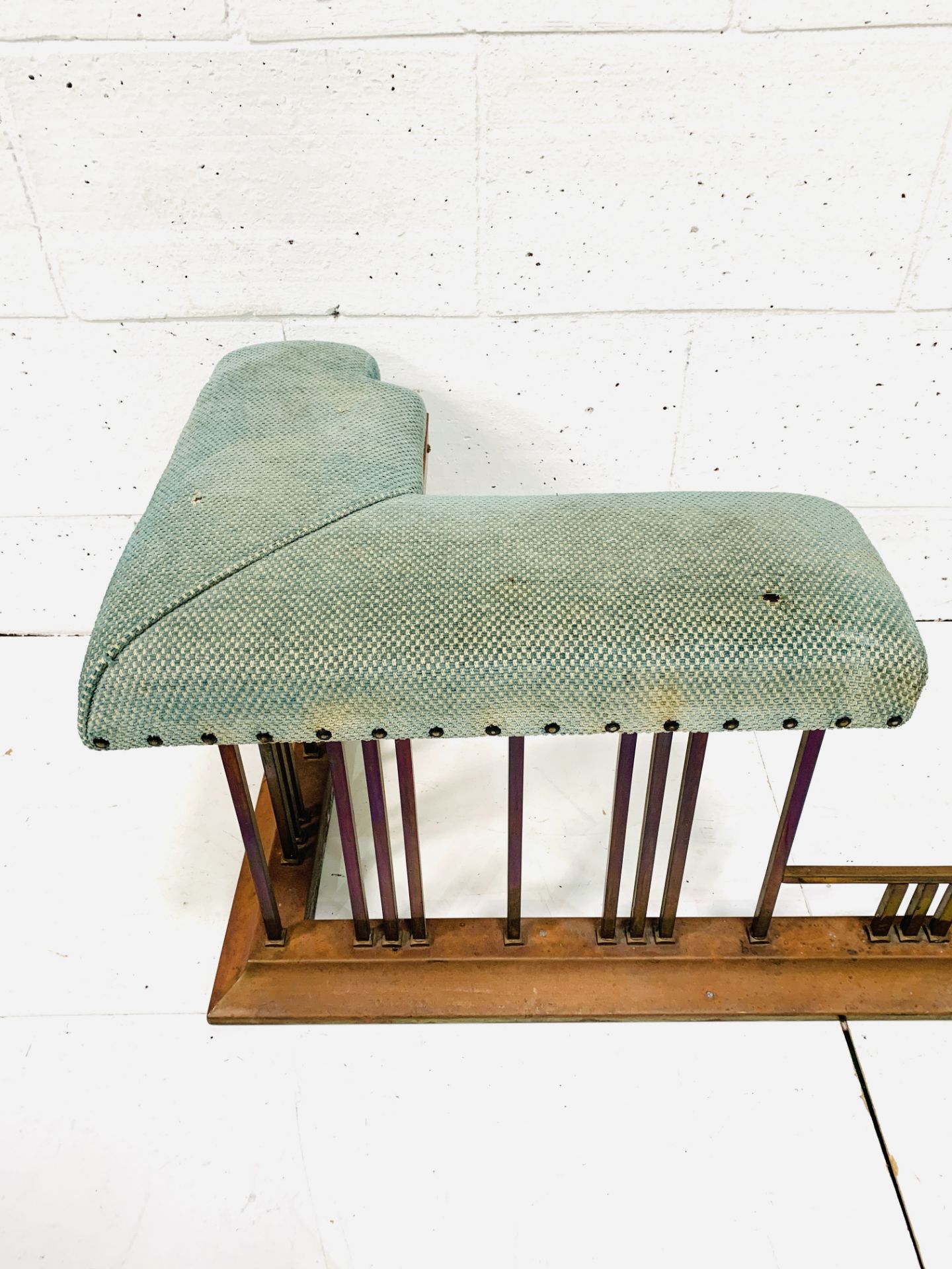 Brass club fender with green upholstered seating - Image 5 of 5