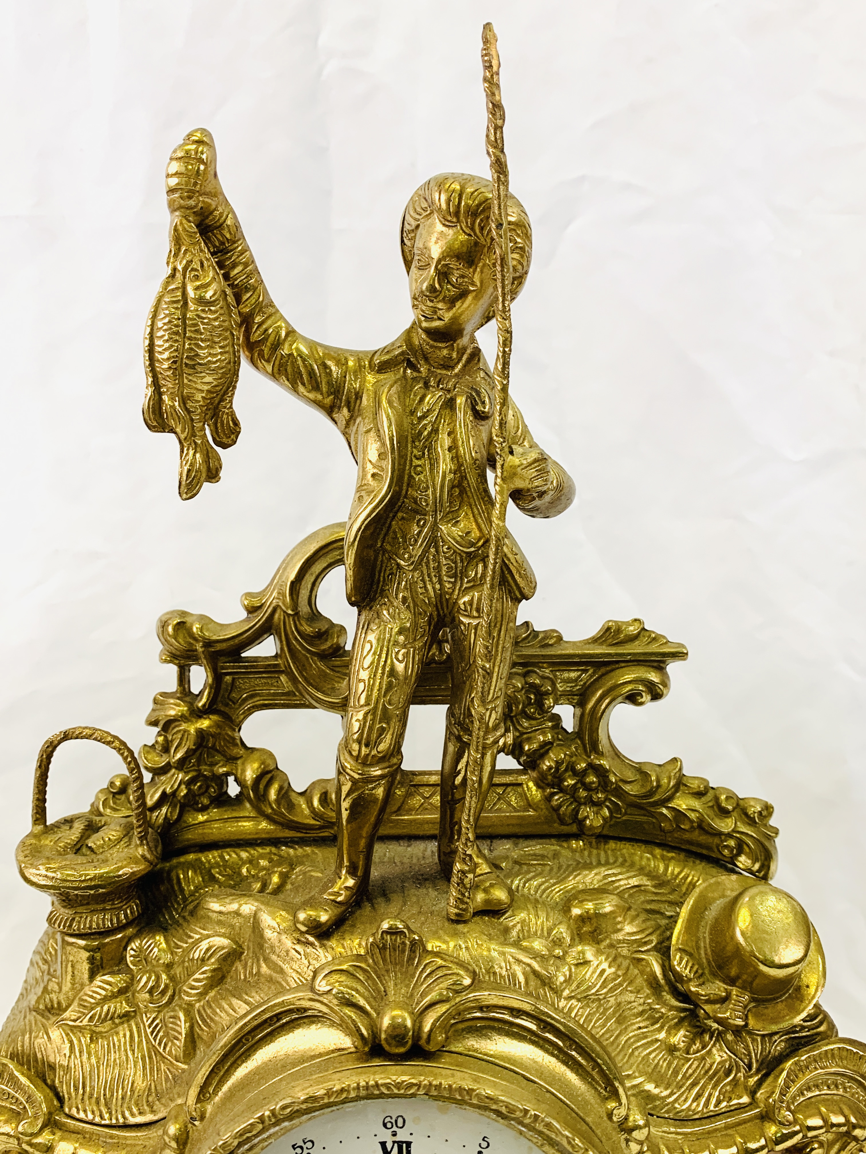 A brass mantel clock and candelabra garniture set - Image 3 of 8