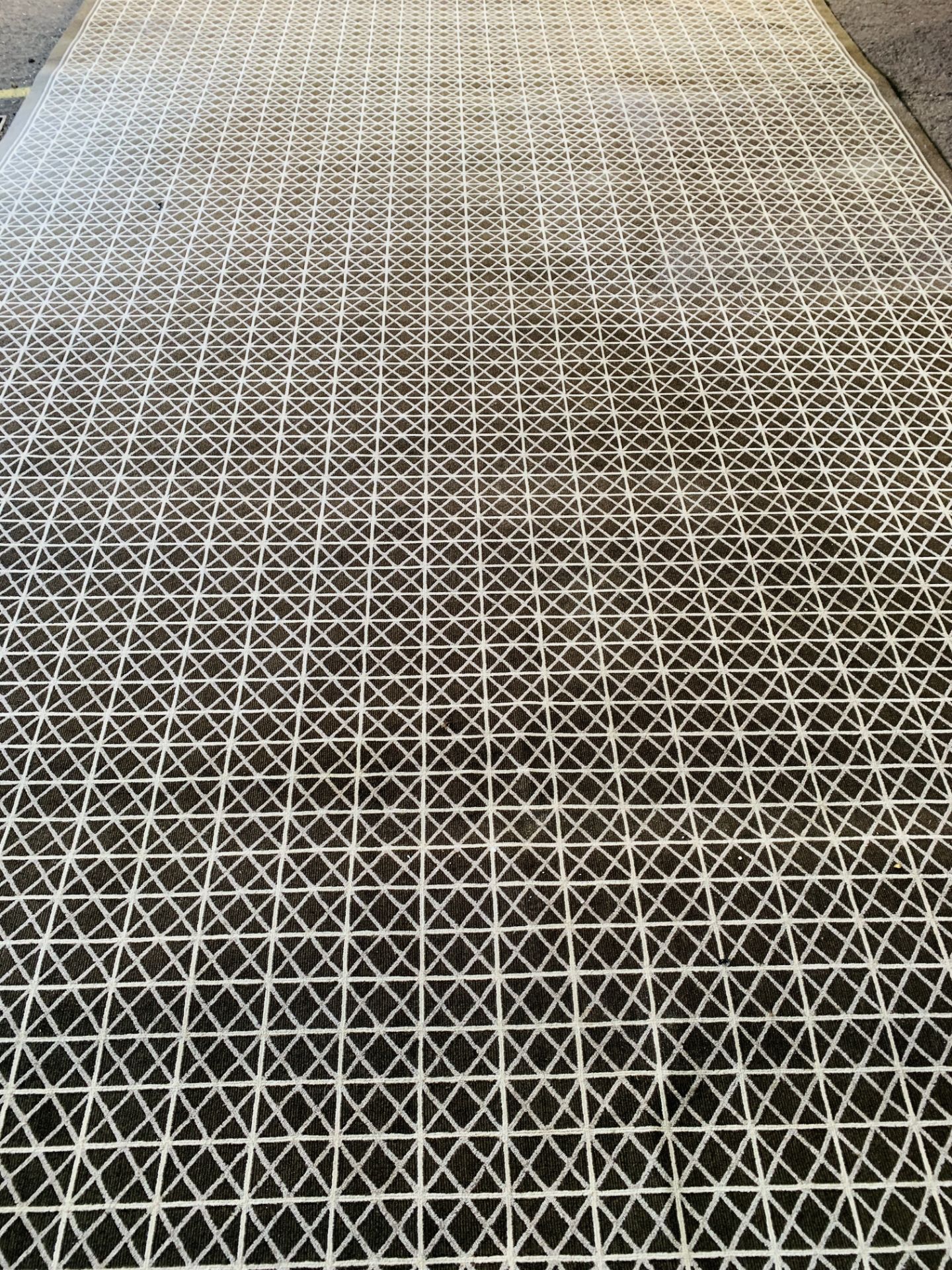 Very large geometric pattern wool carpet, - Image 2 of 5