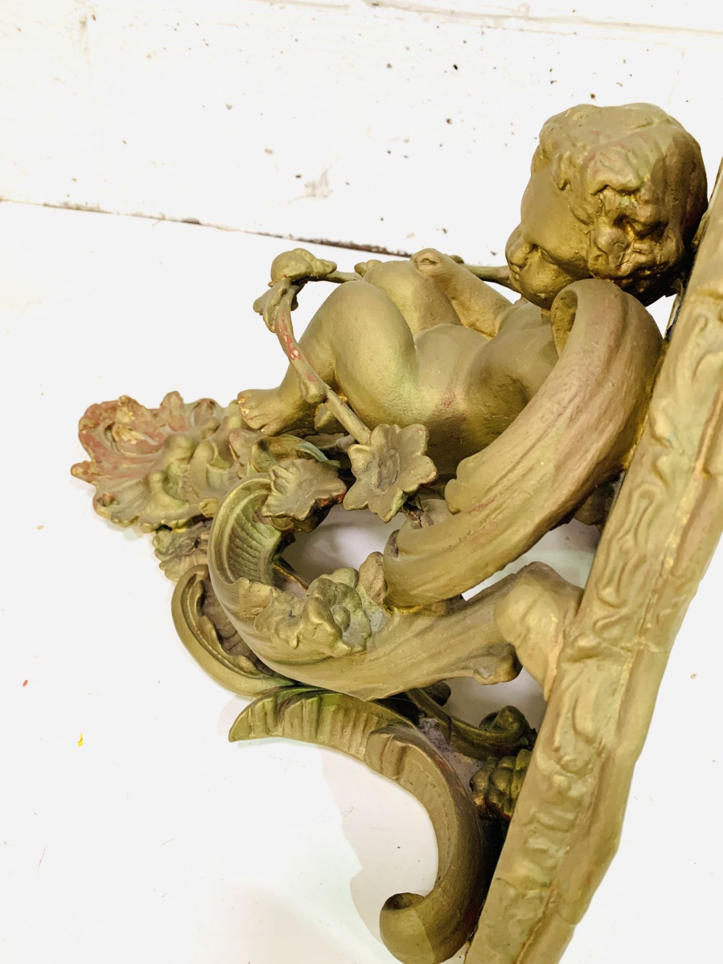 Carved gilded cherubic wall bracket - Image 4 of 5