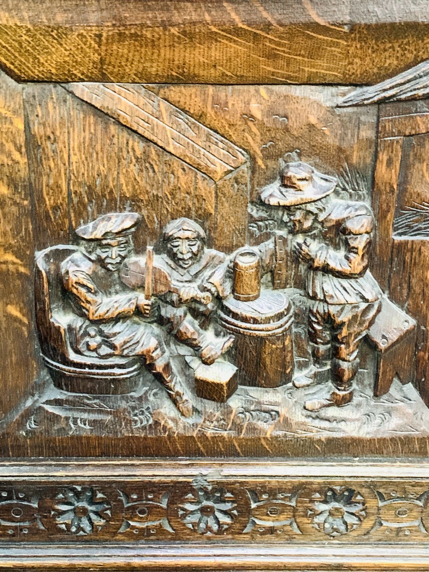 Heavily carved oak settle - Image 9 of 12