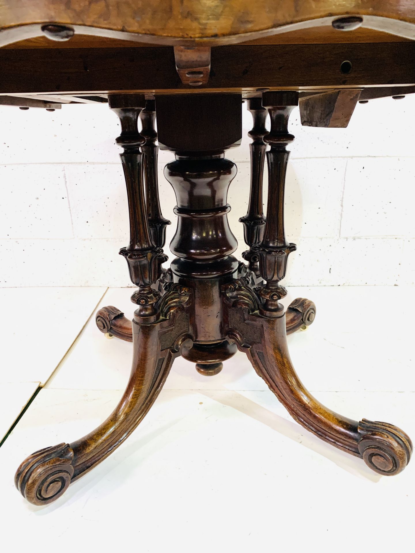 Walnut oval tilt top table - Image 7 of 11