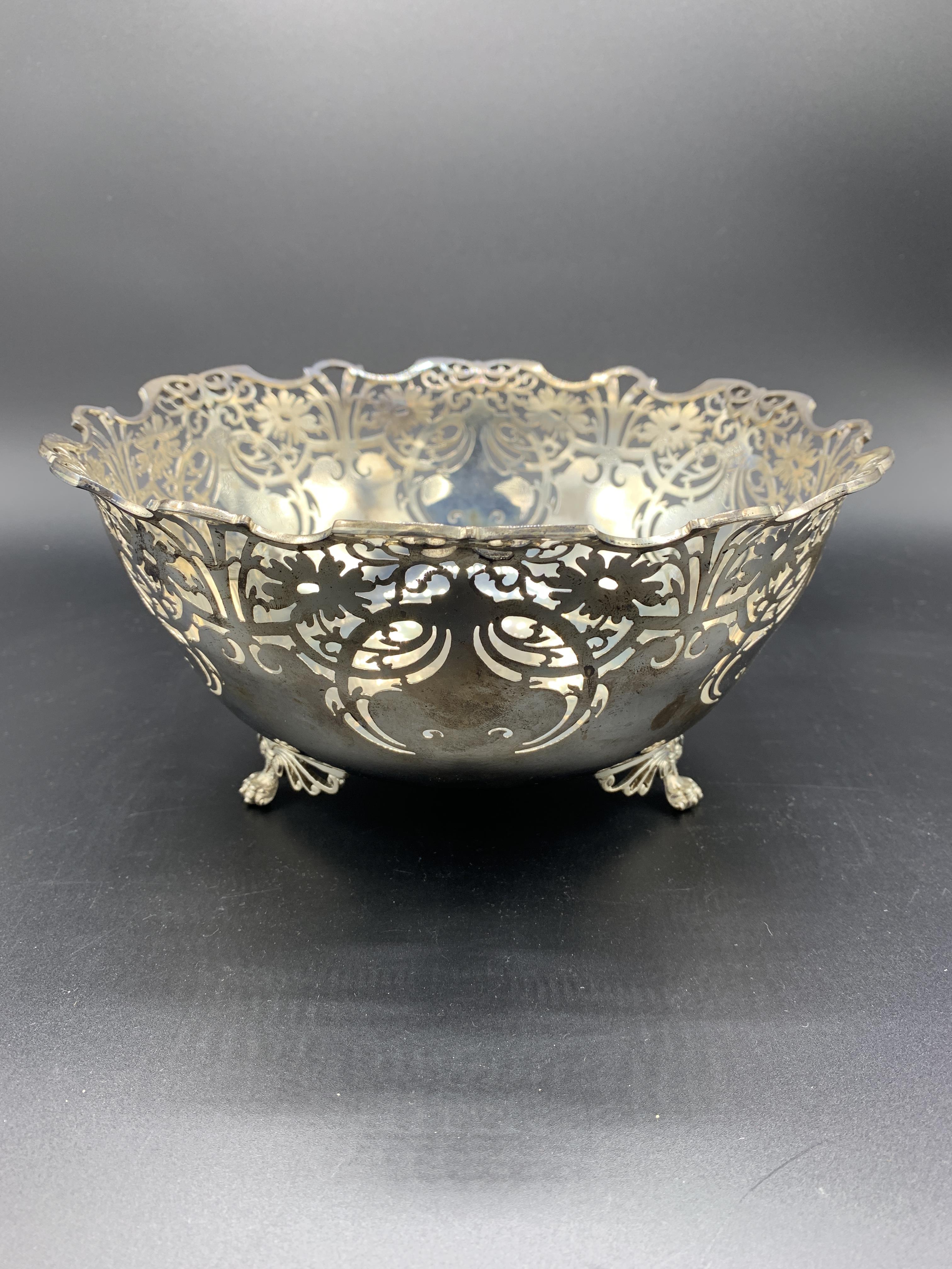 A silver pierced sided fruit bowl by J B Chatterley & Sons Ltd - Image 2 of 4