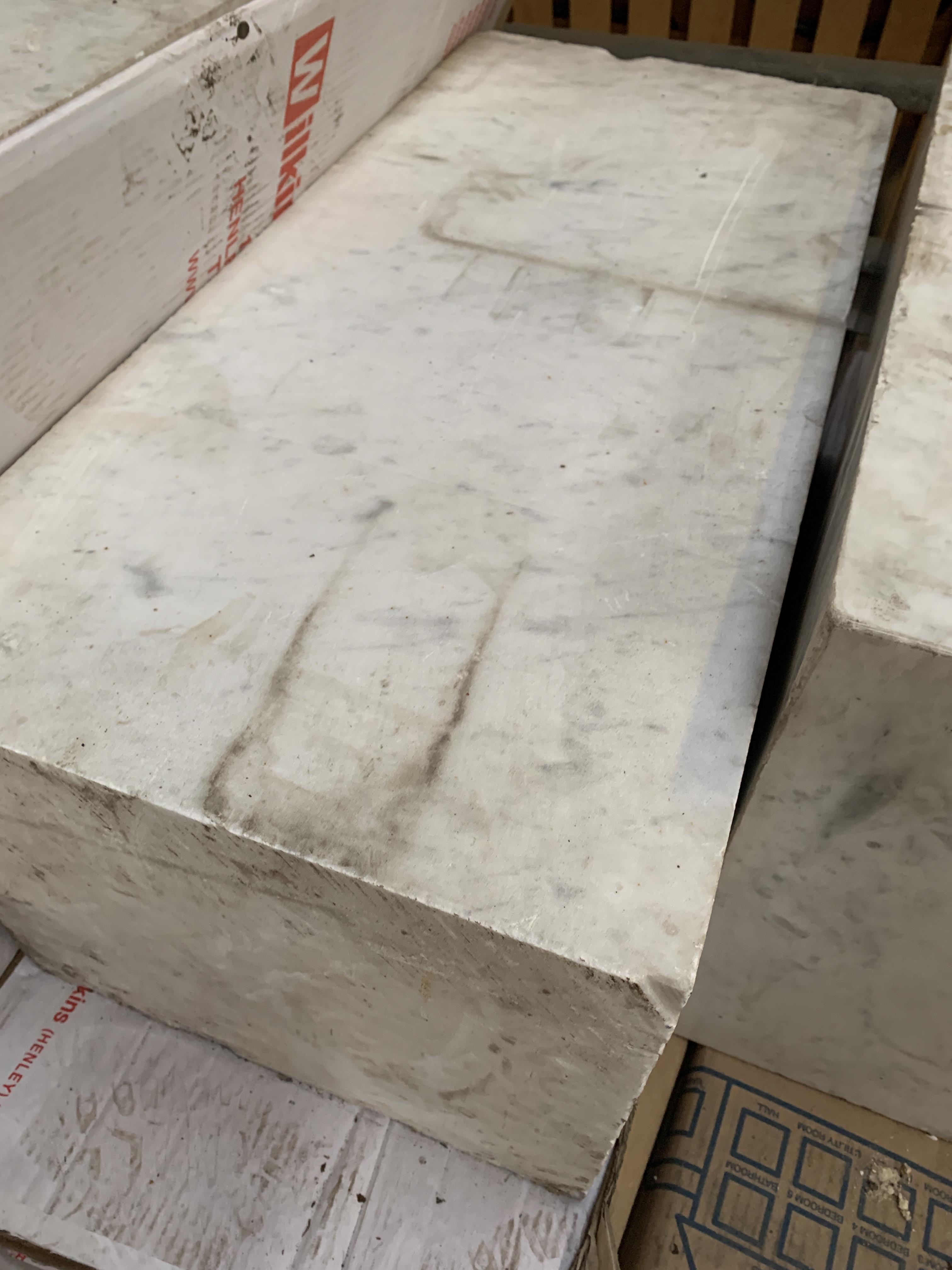 A rectangular block of calacatta marble - Image 3 of 5