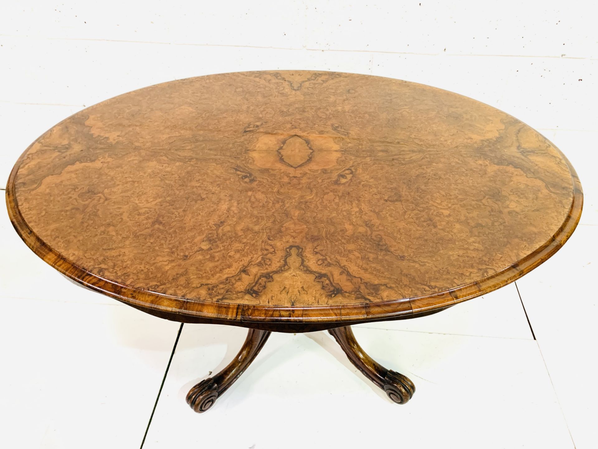 Walnut oval tilt top table - Image 9 of 11