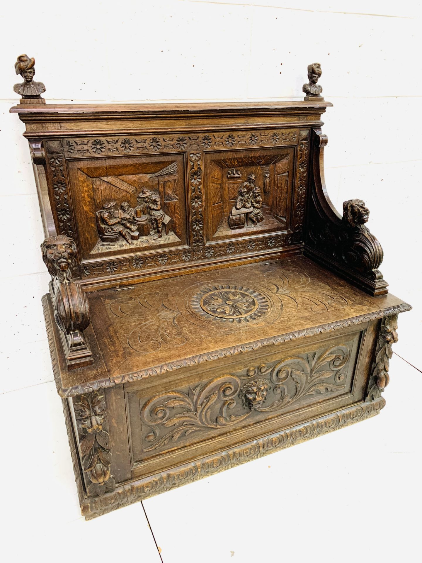 Heavily carved oak settle - Image 3 of 12