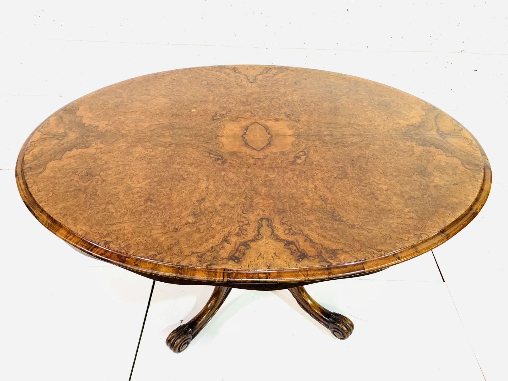 Walnut oval tilt top table - Image 2 of 11