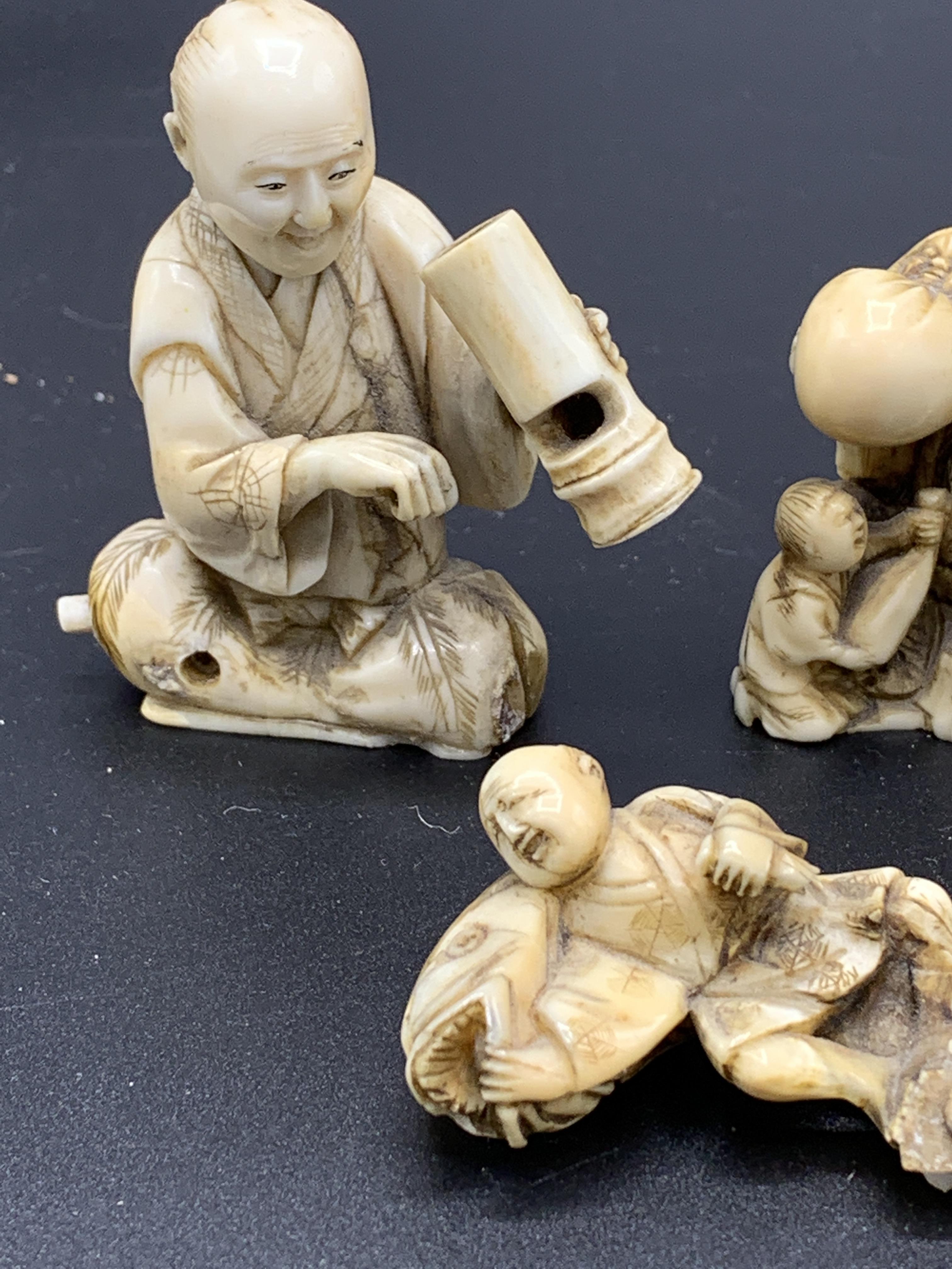 A collection of 3 Japanese carved ivory figurines and 2 netsukes - Image 5 of 6