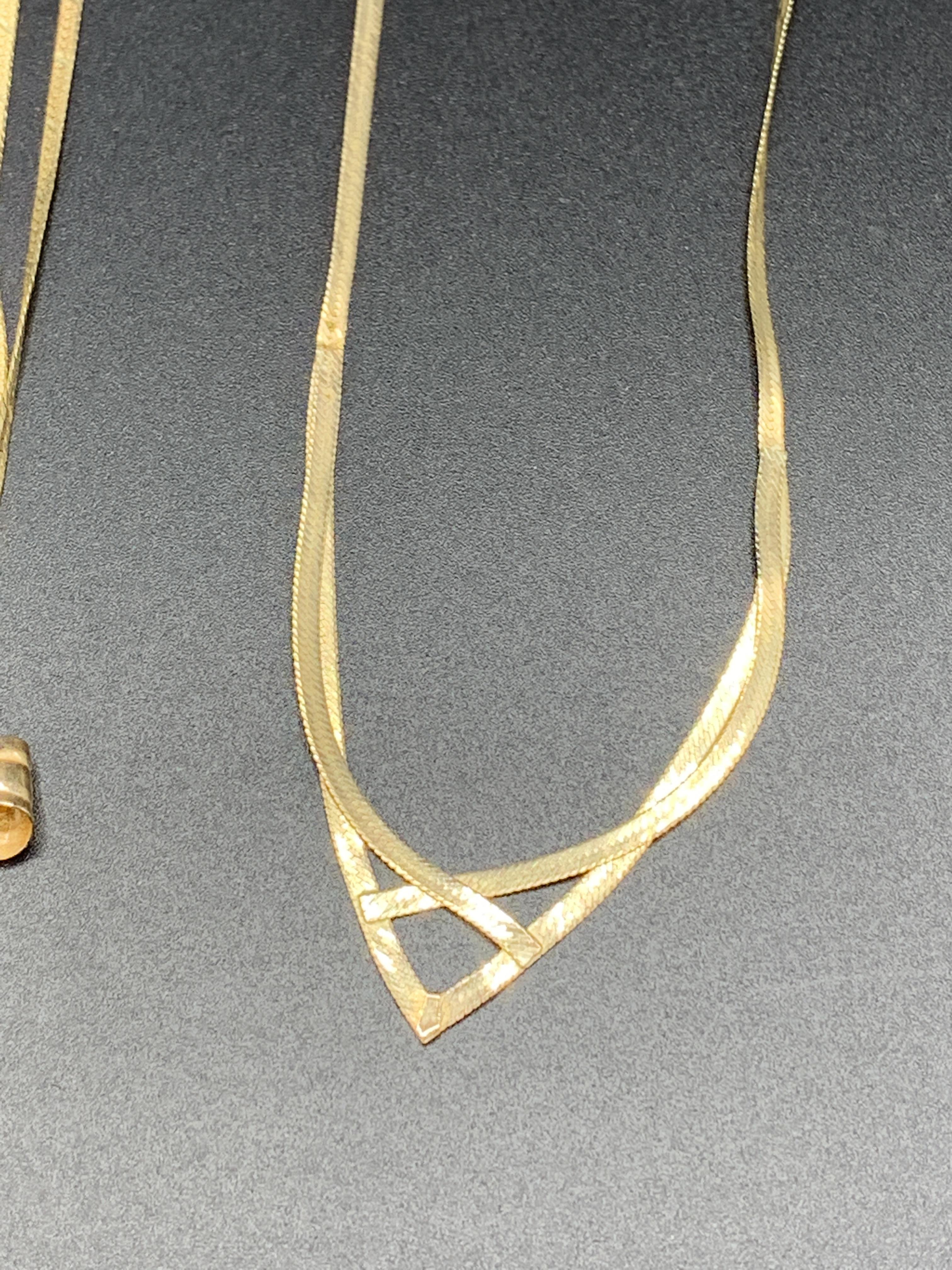 Three 9ct gold necklaces - Image 3 of 5