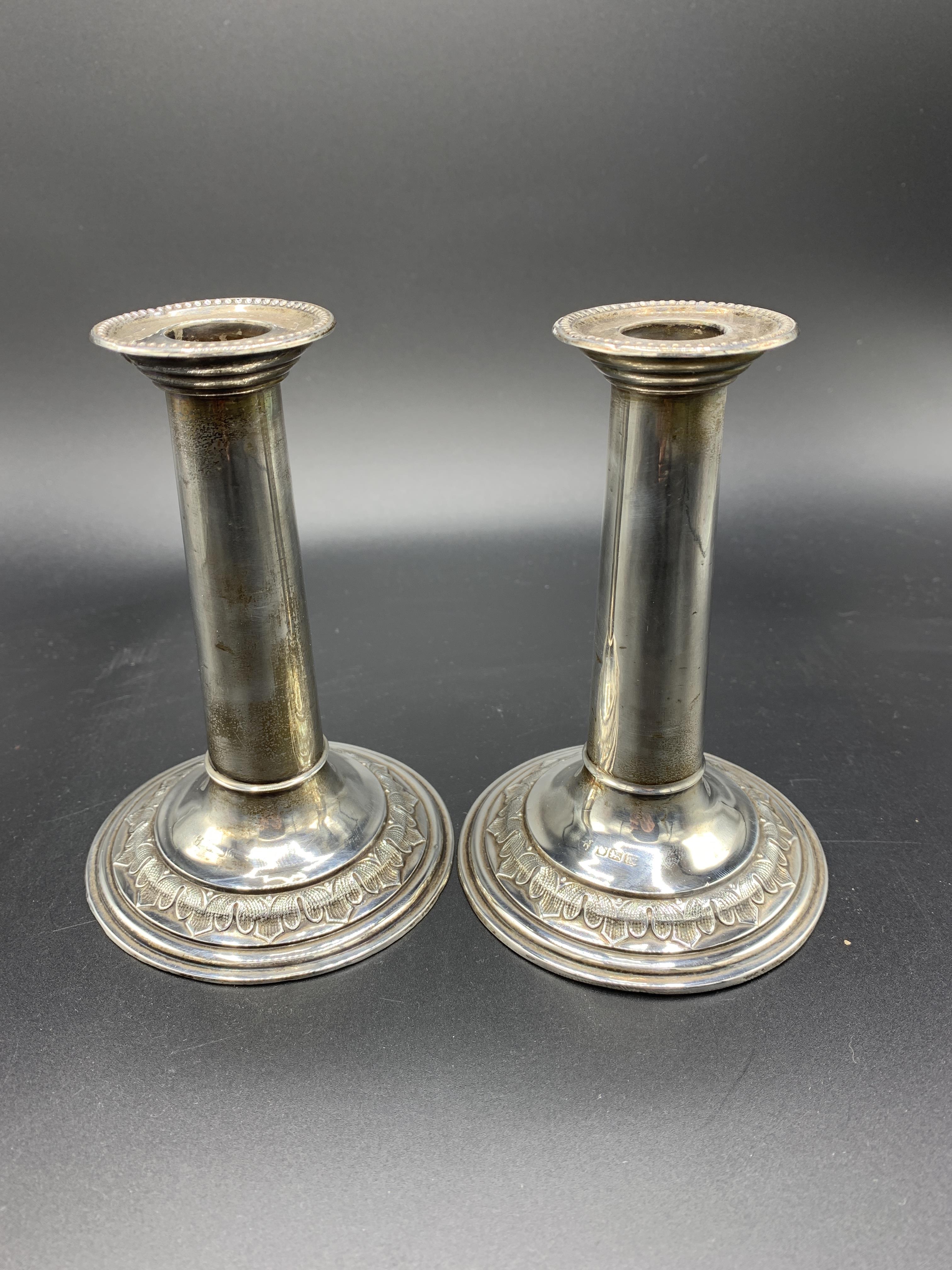 A pair of silver columned candlesticks hallmarked Sheffield 1904 - Image 3 of 3
