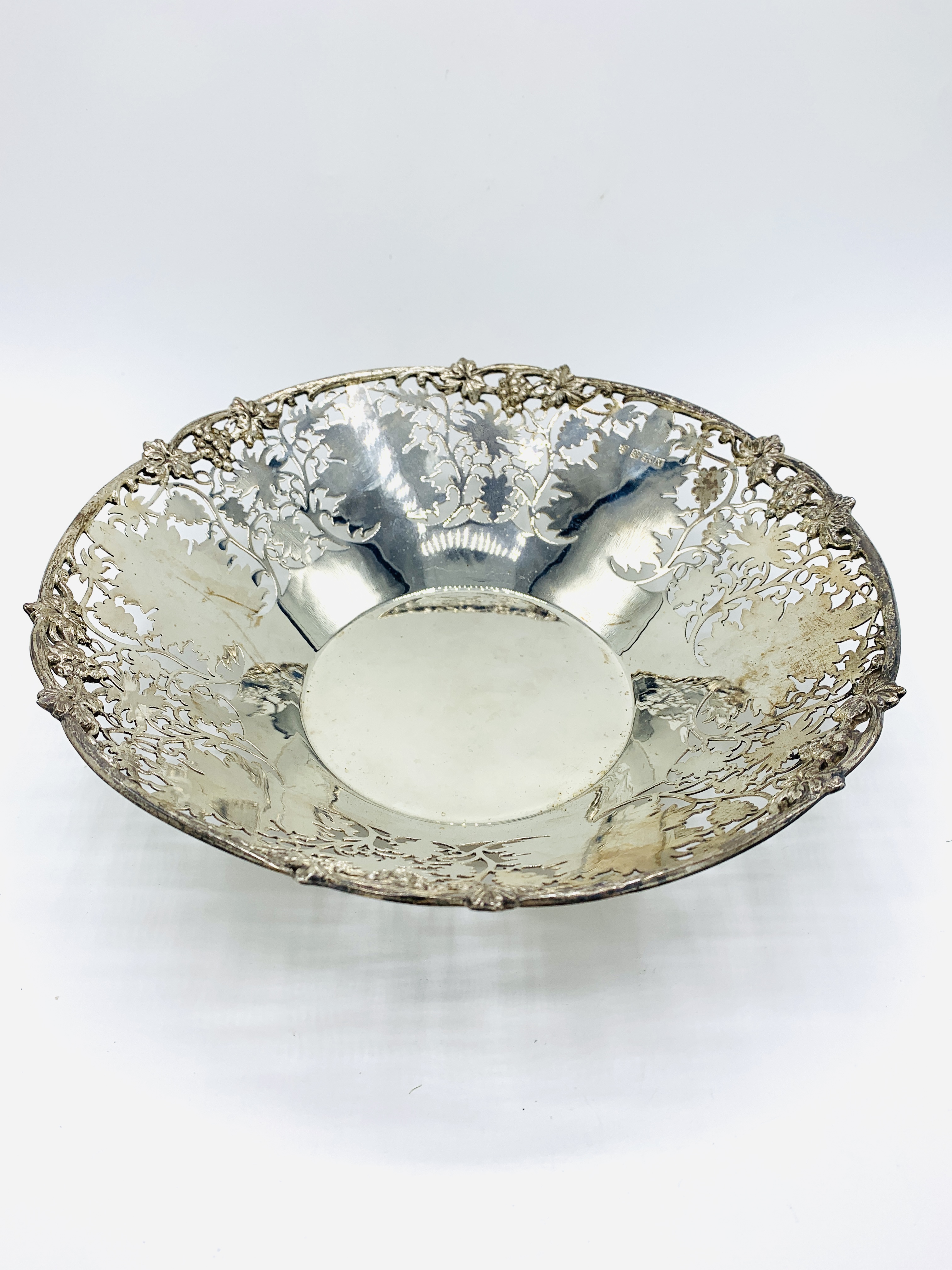 A silver pierced sided fruit bowl by J B Chatterley & Sons Ltd - Image 3 of 4