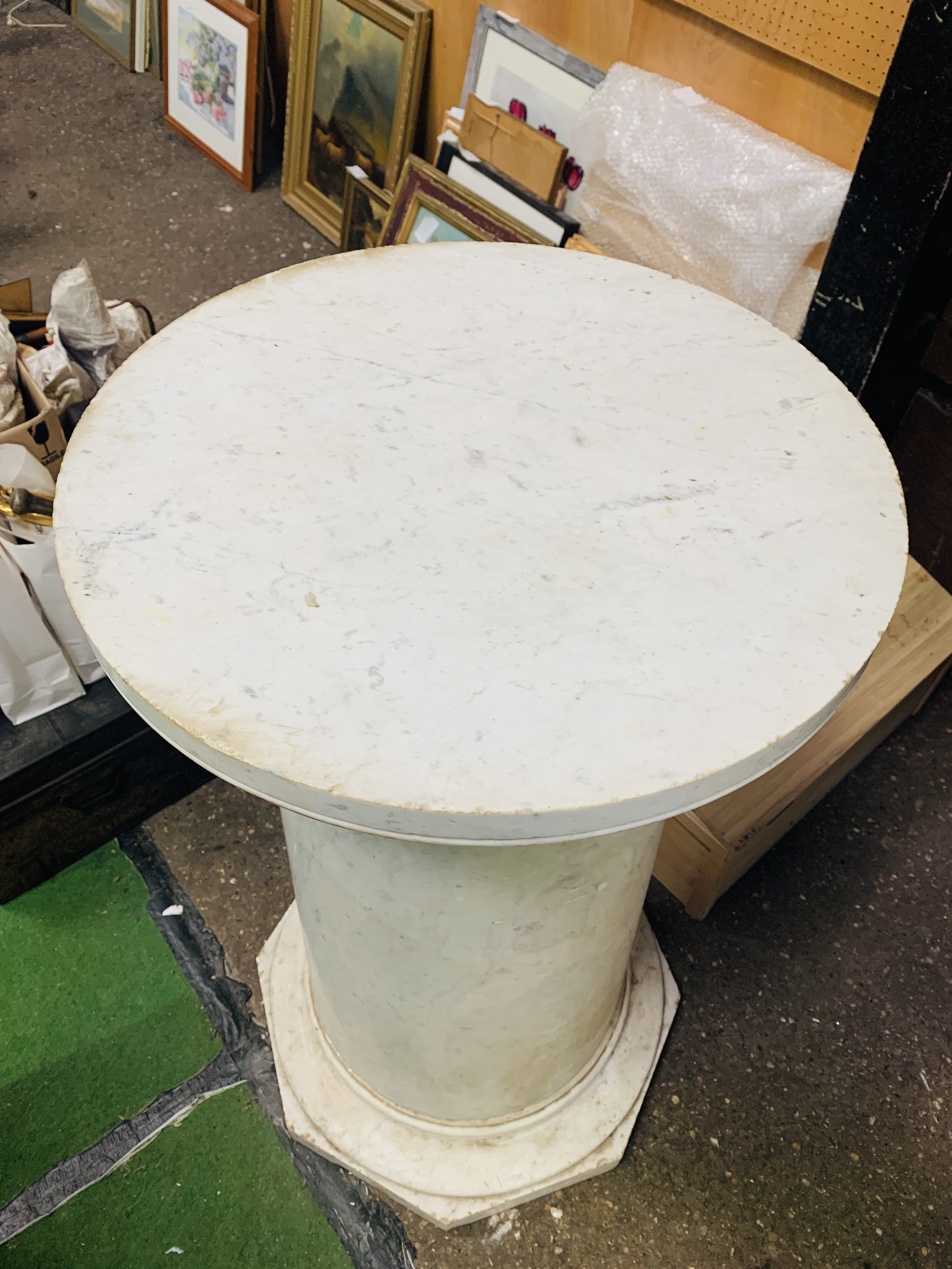 A tapered carrara marble column - Image 3 of 5