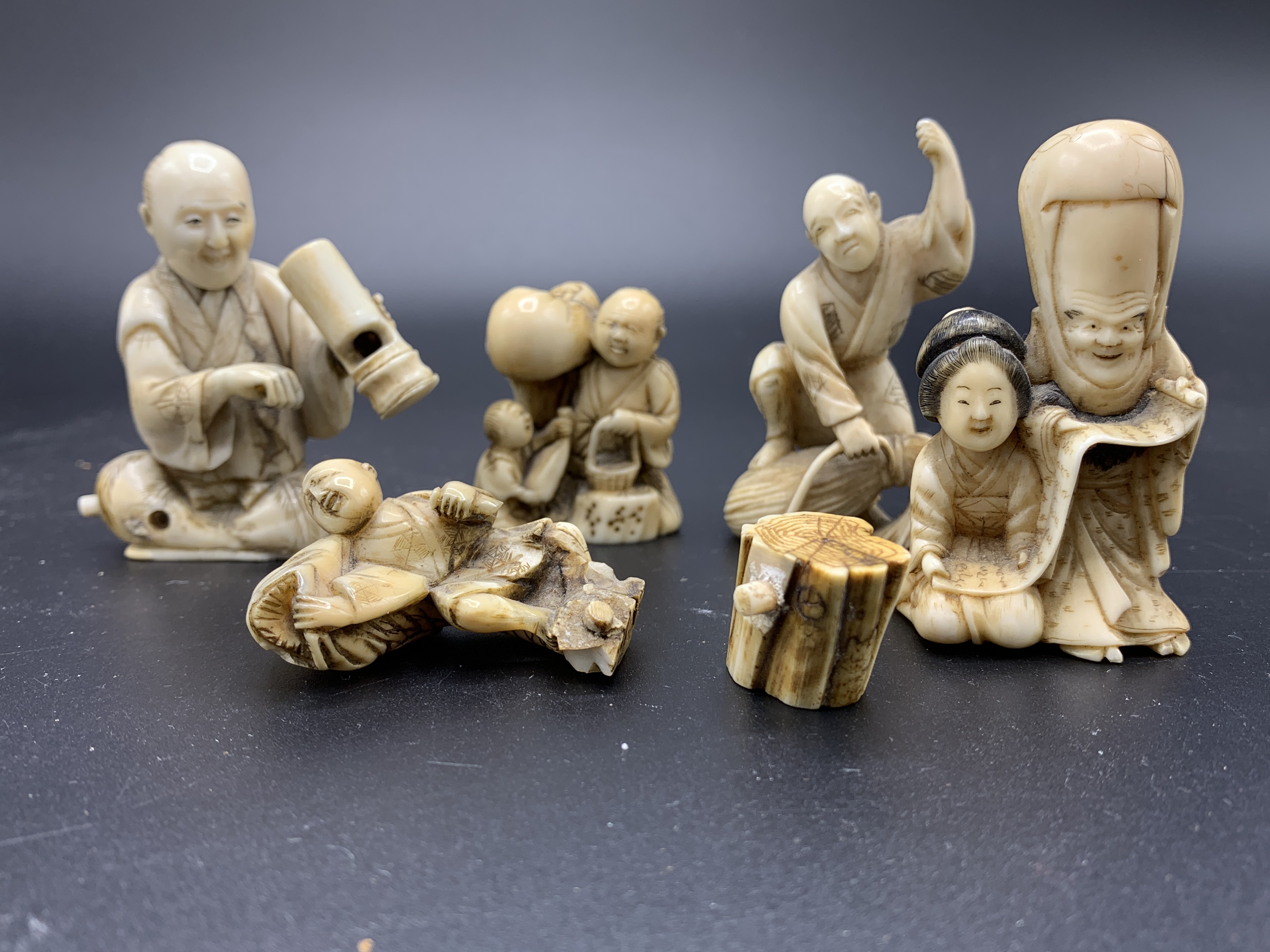 A collection of 3 Japanese carved ivory figurines and 2 netsukes - Image 2 of 6