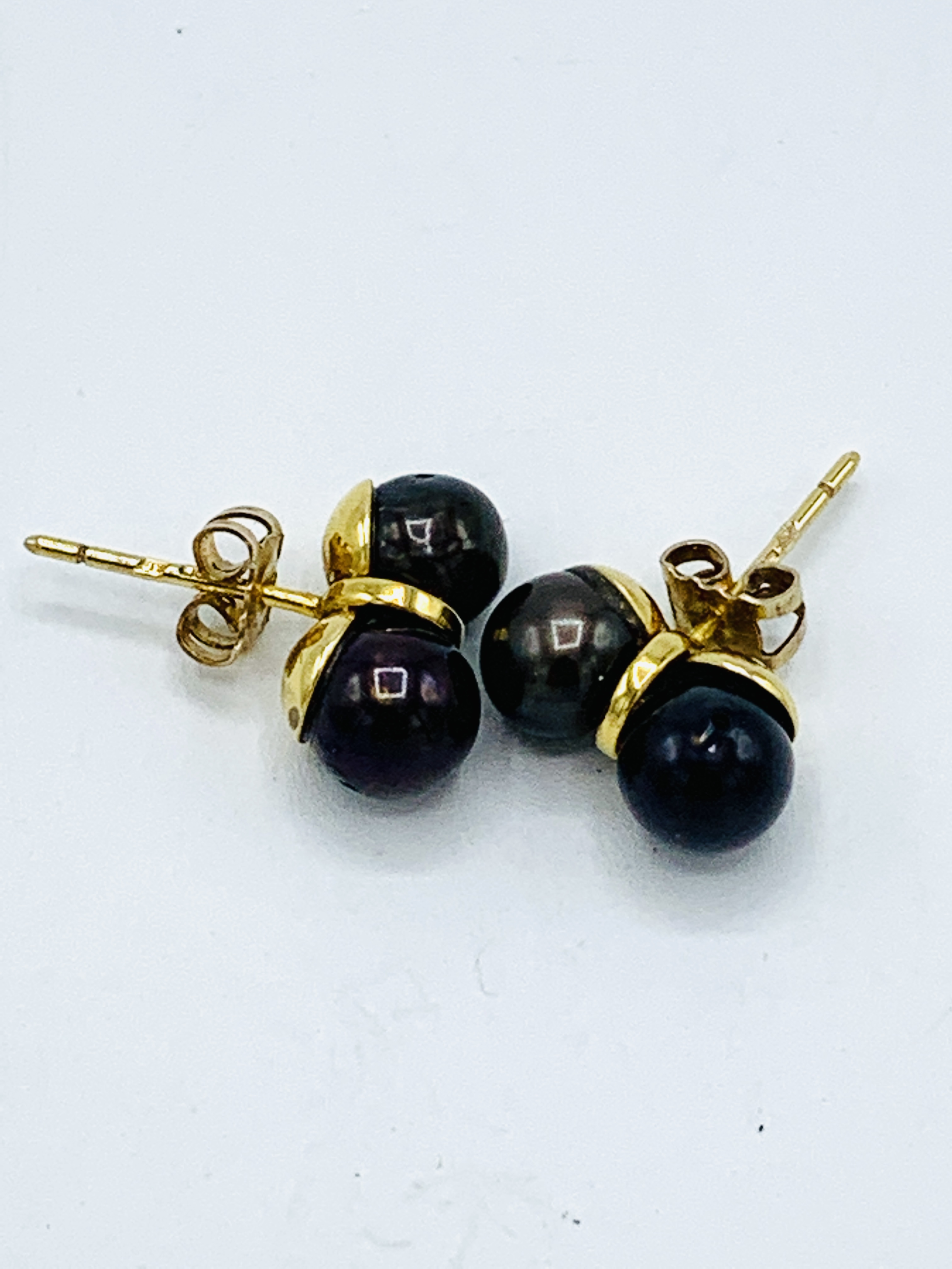 A pair of 9ct gold double black pearl set stud earrings - Image 2 of 3
