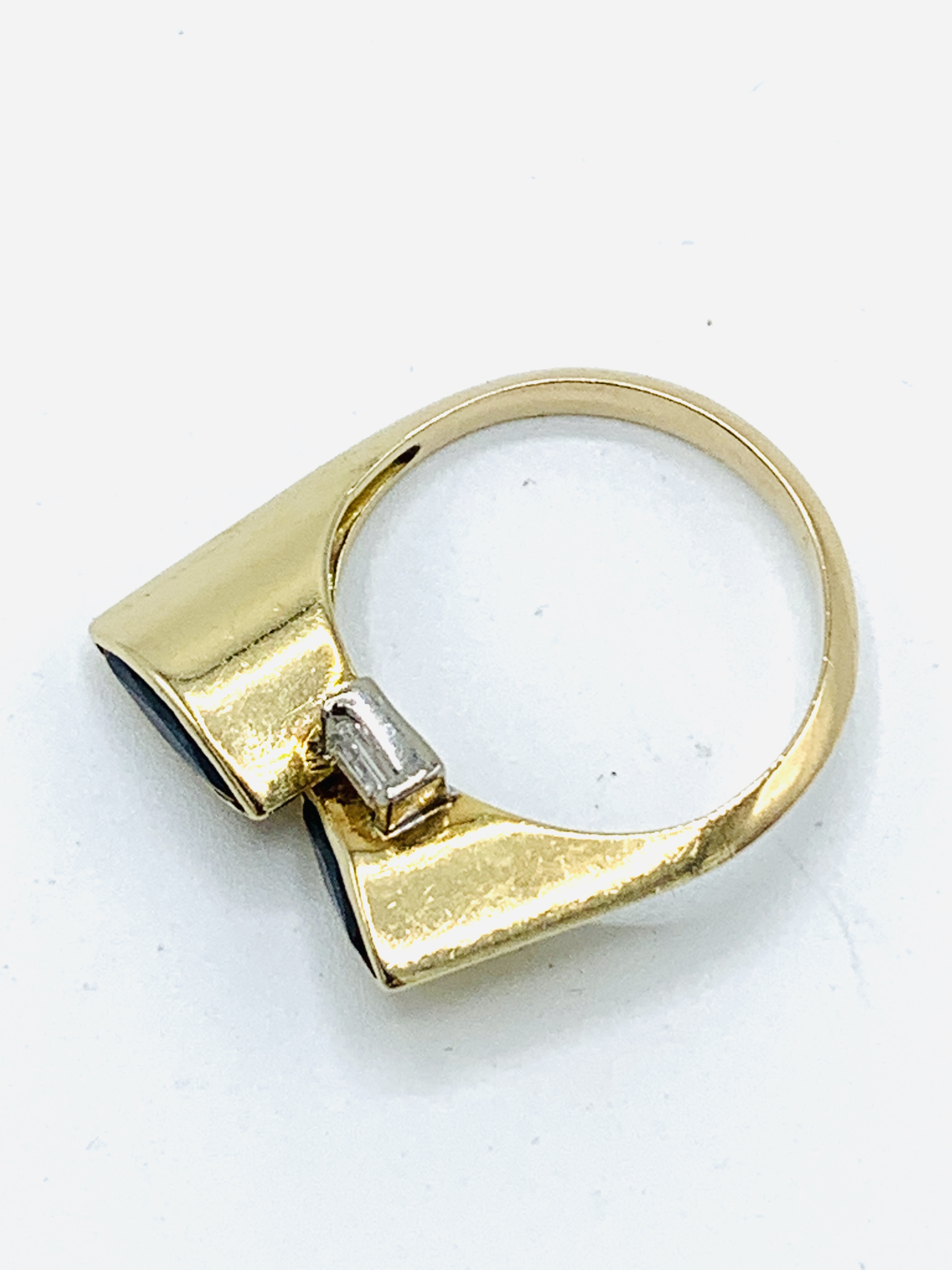 Contemporary 18ct gold, sapphire and diamond ring - Image 3 of 4