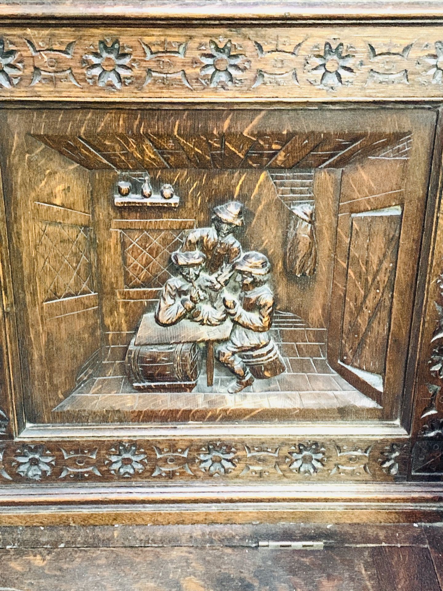 Heavily carved oak settle - Image 10 of 12