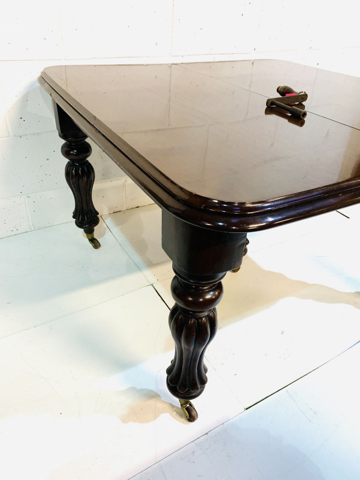 Victorian mahogany wind-out dining table - Image 6 of 7