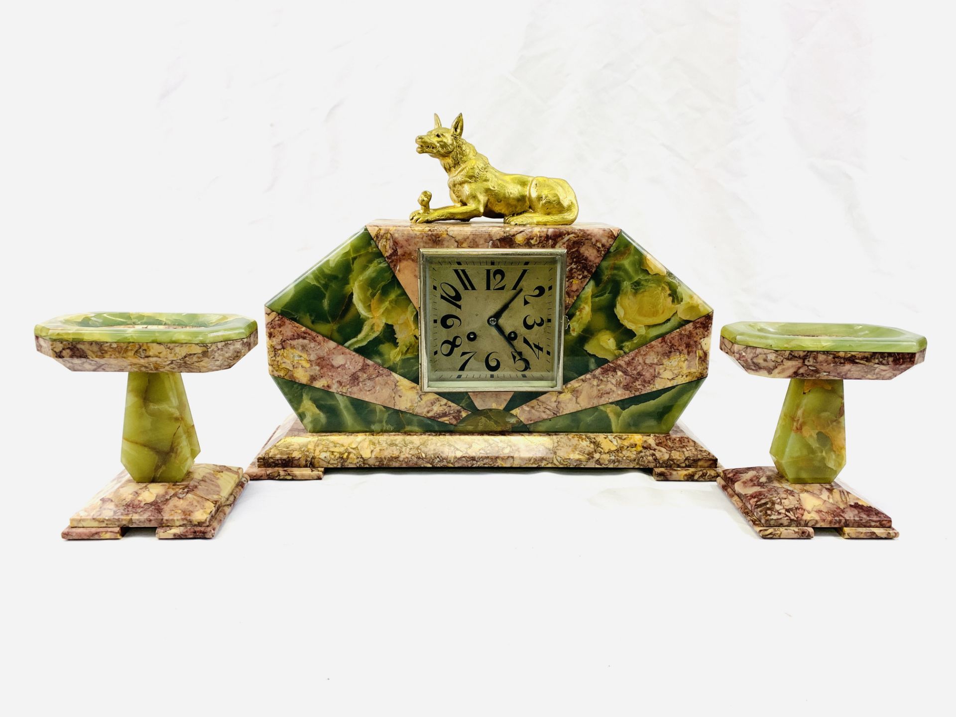 Marble & onyx Art Deco mantel clock with garnitures - Image 3 of 6