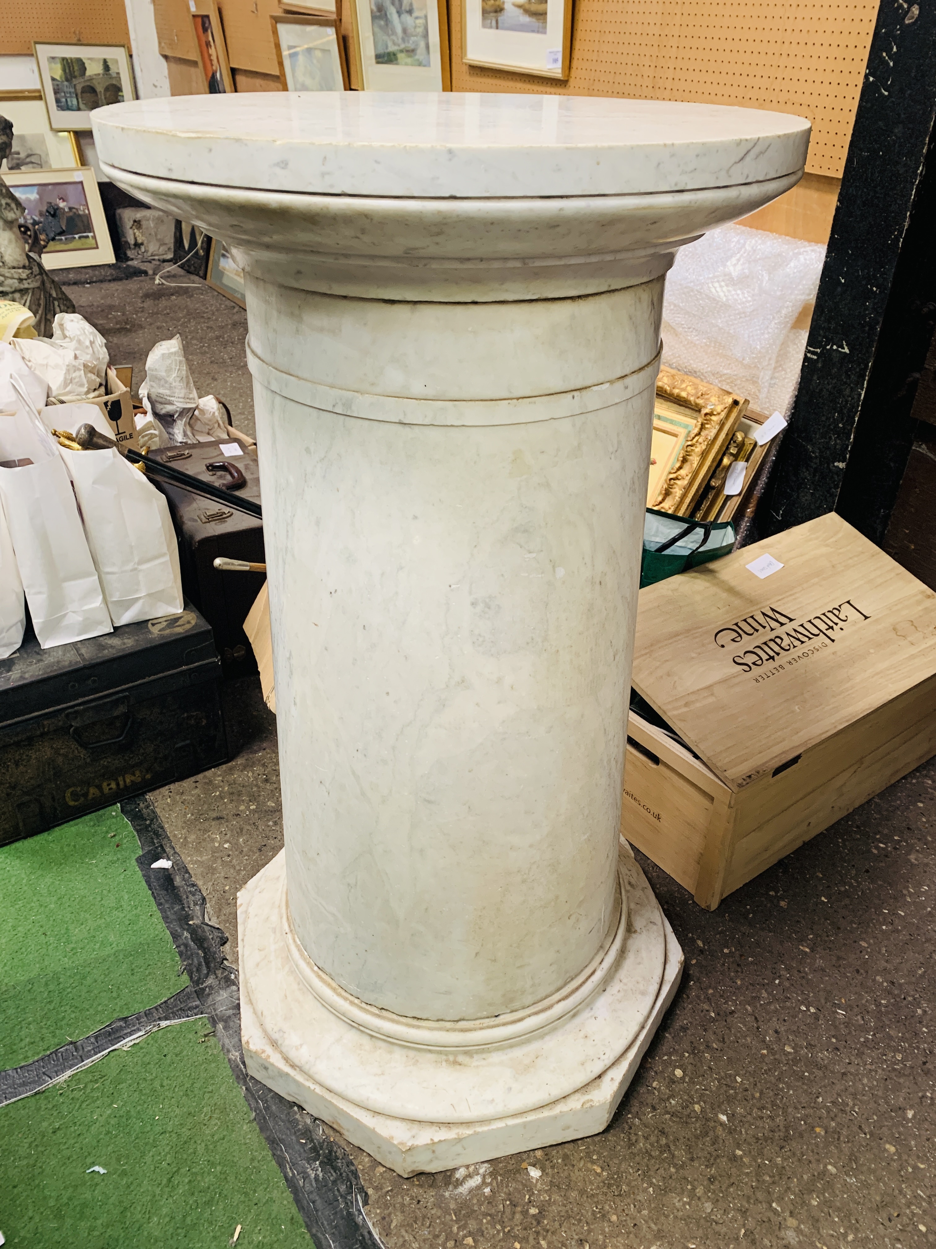 A tapered carrara marble column - Image 2 of 5